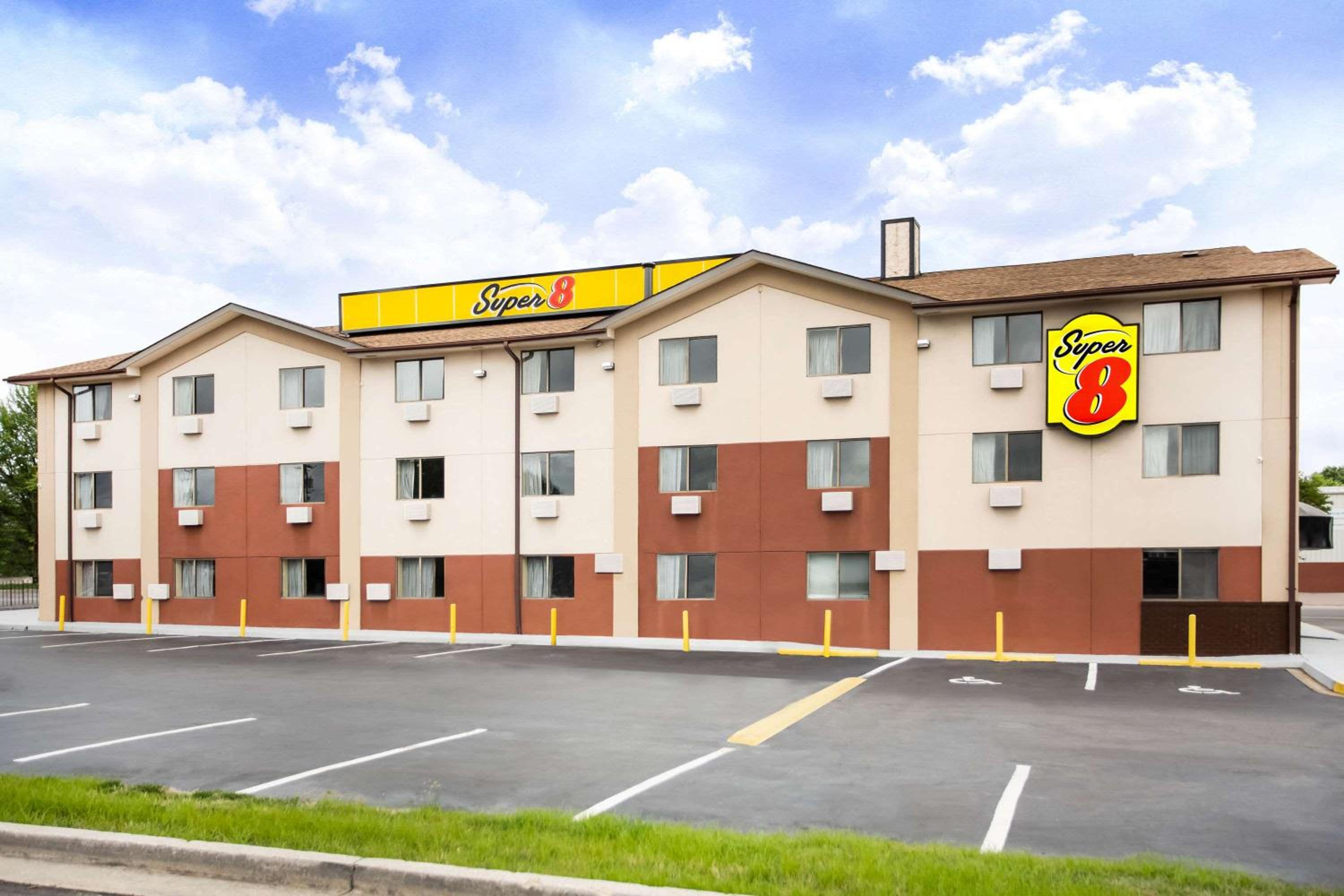 Super 8 by Wyndham Chester/Richmond Area view 2