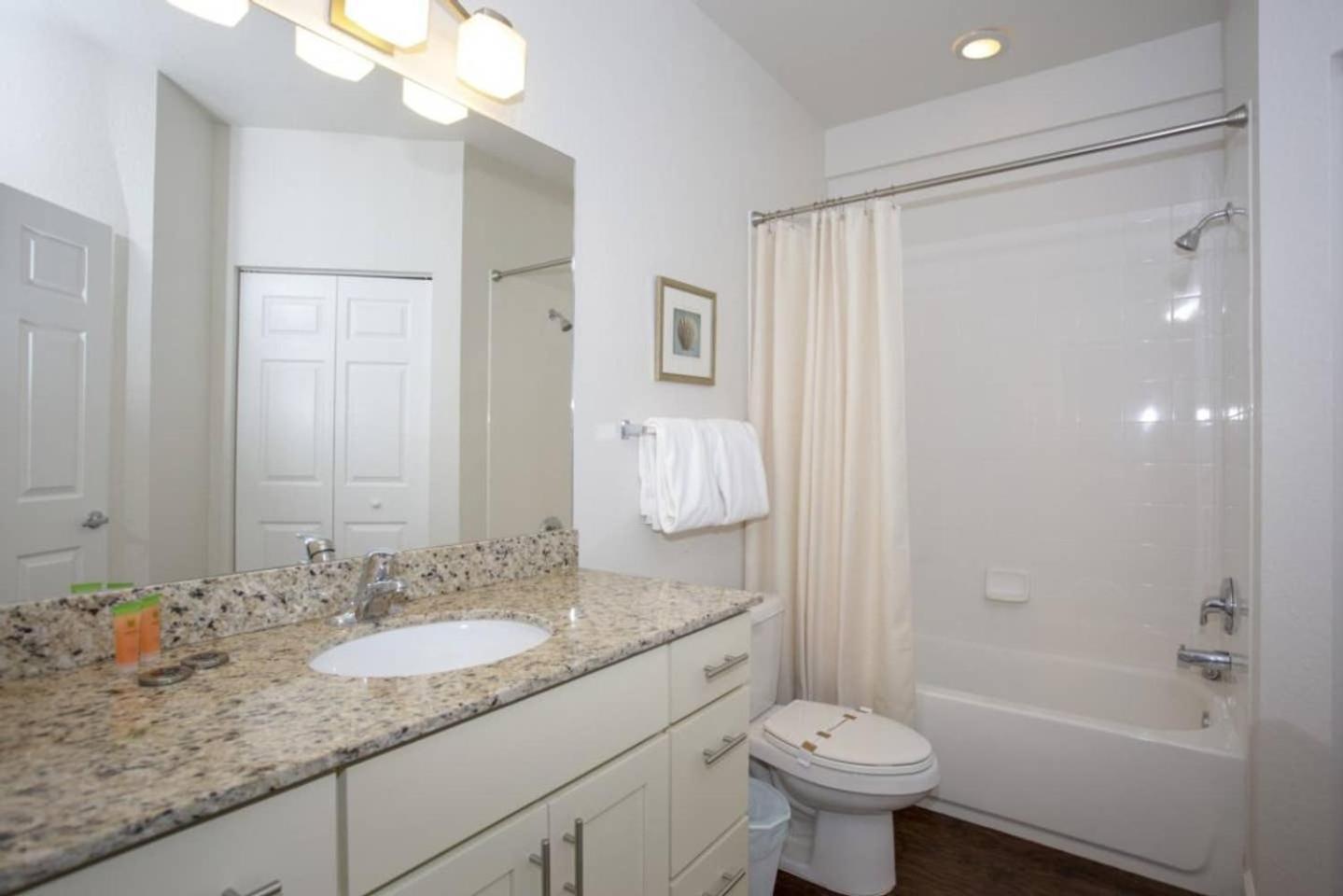 2956 Lucaya Village - Gorgeous Four Bed Condo Close to Disney Area