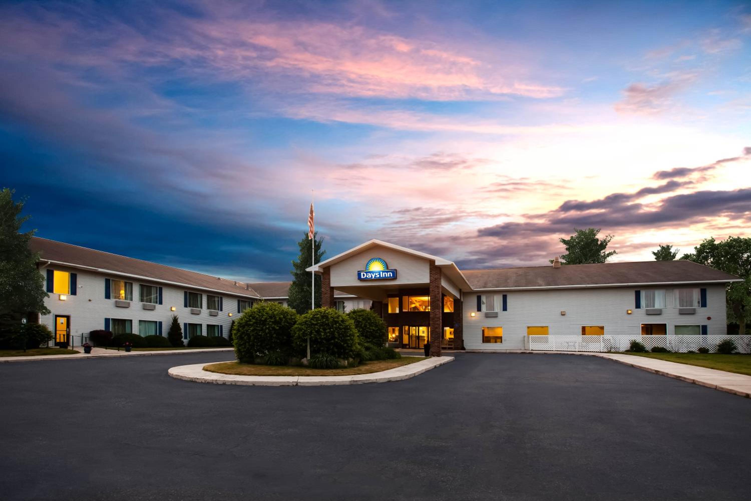 Cadillac Vacations - Days Inn by Wyndham Cadillac - Property Image 1