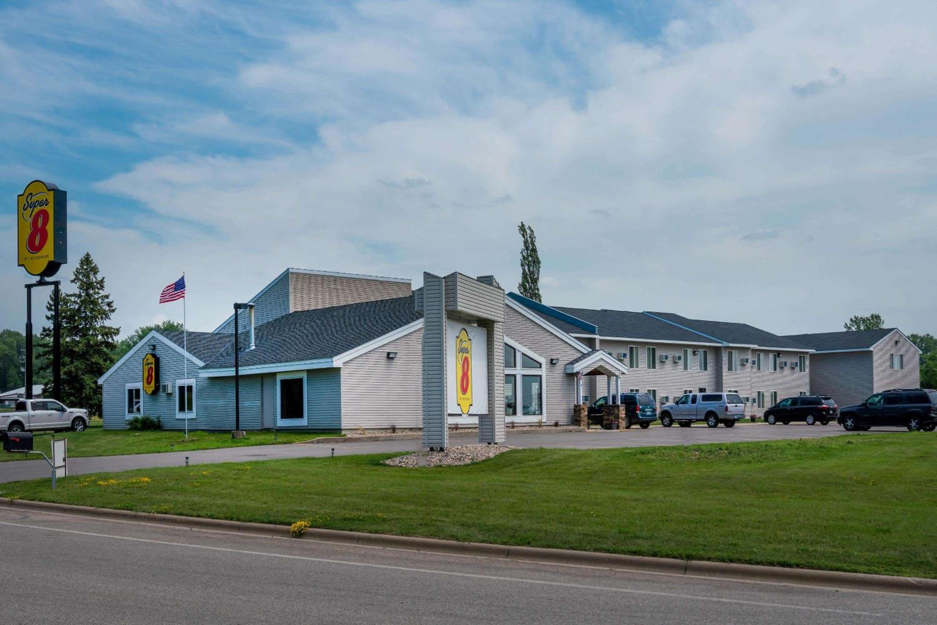 Alexandria Vacations - Super 8 by Wyndham Glenwood - Property Image 1