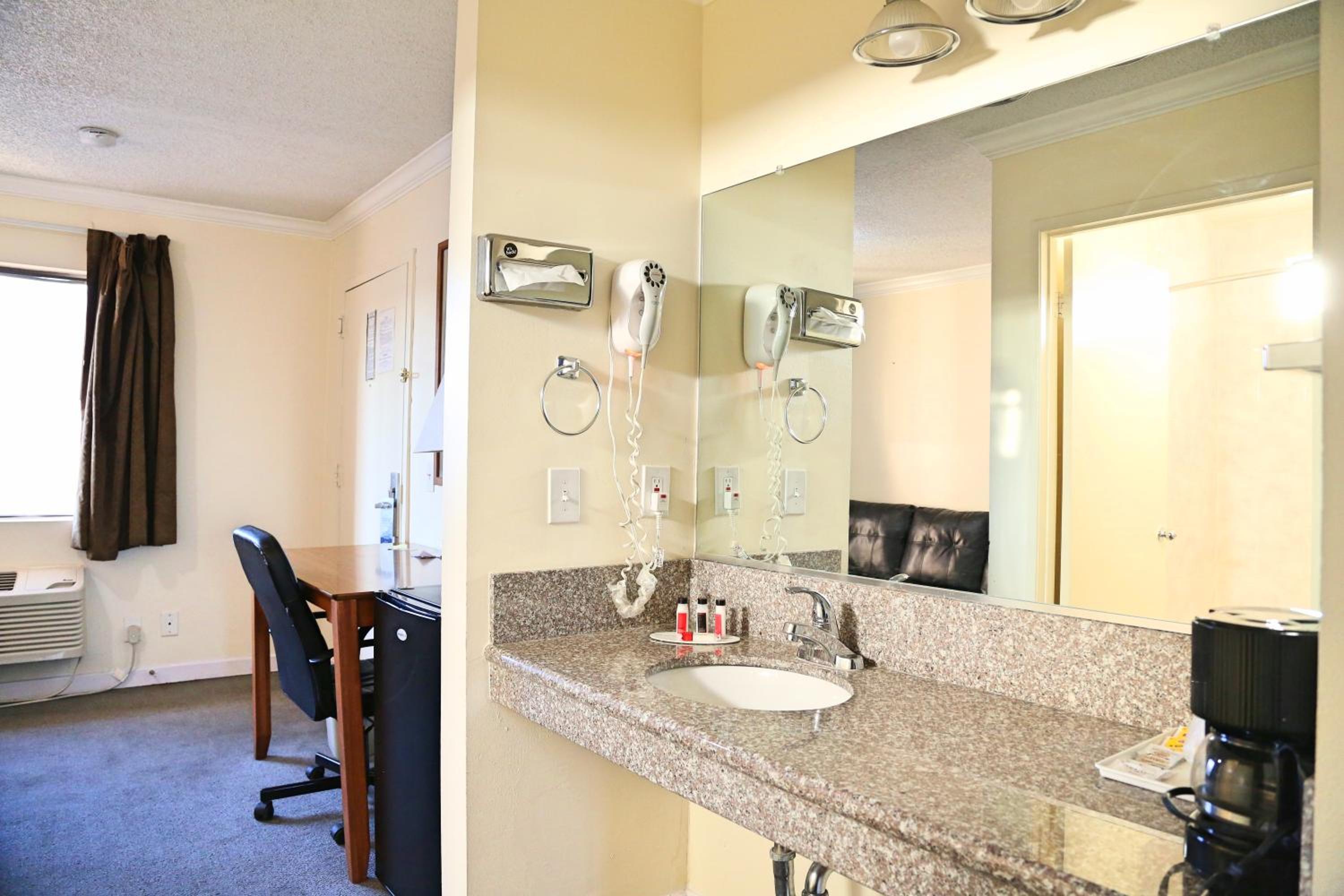 Travelodge by Wyndham Pasadena Central - Property Image 4