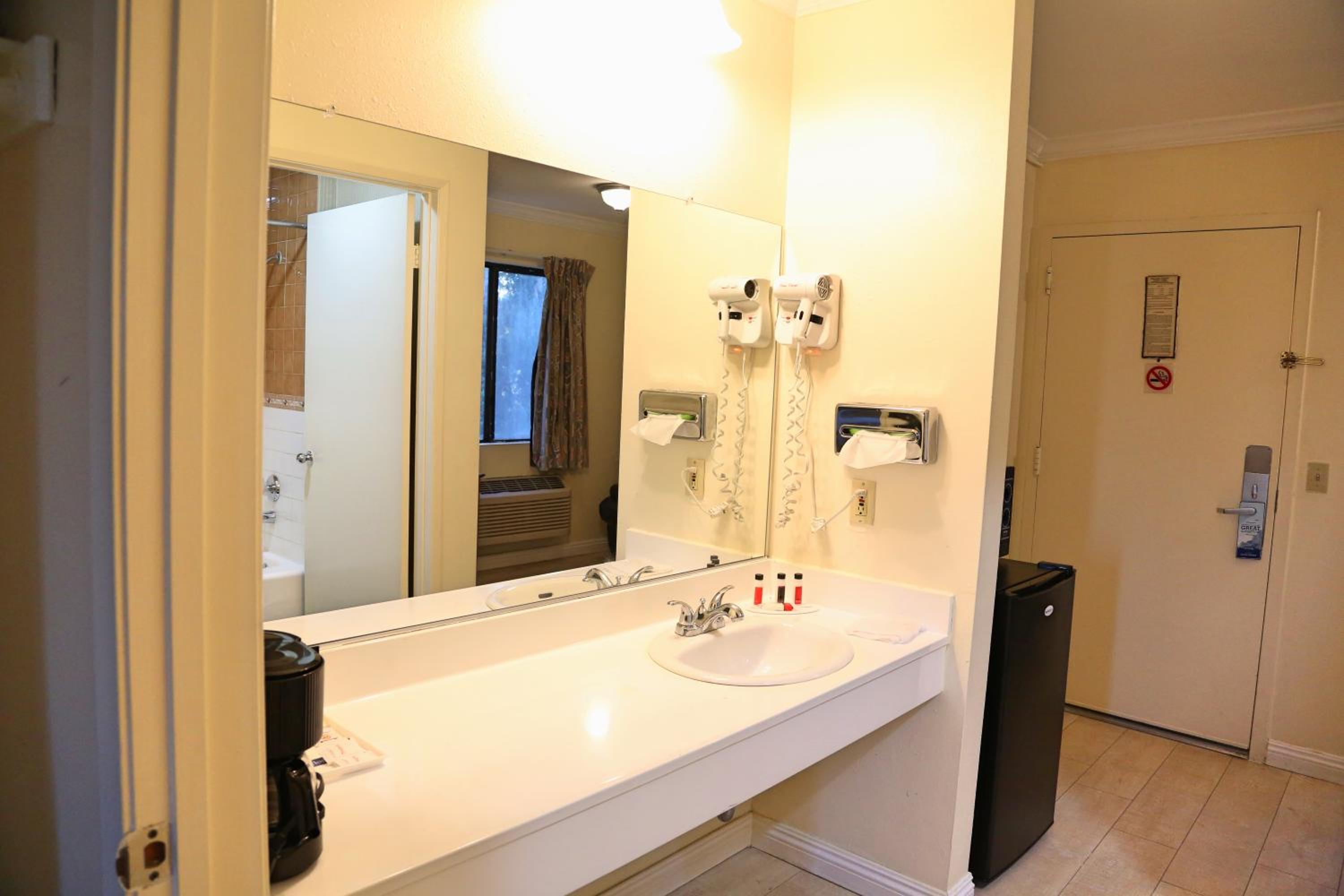 Travelodge by Wyndham Pasadena Central - Property Image 5