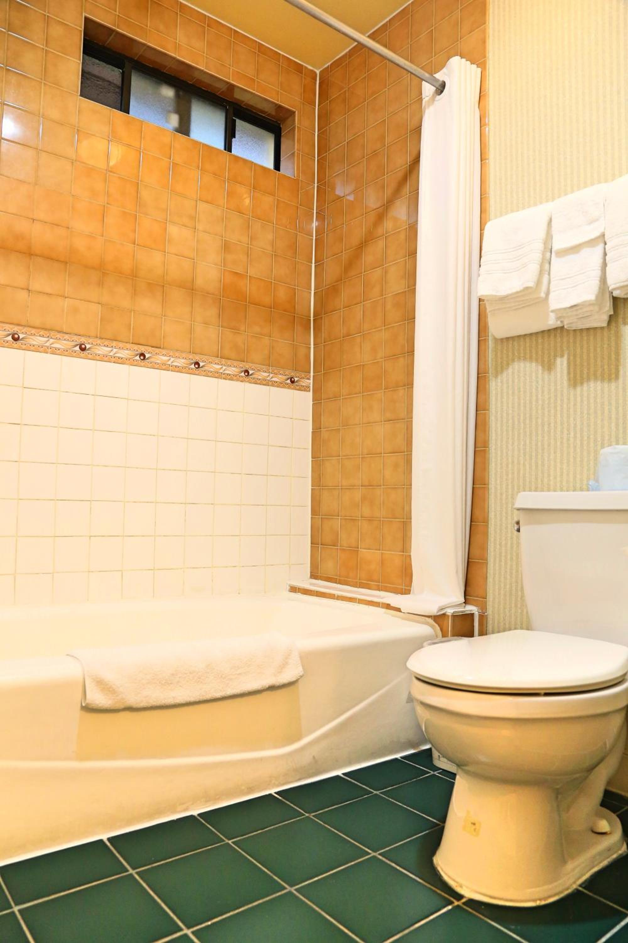 Travelodge by Wyndham Pasadena Central - Property Image 9