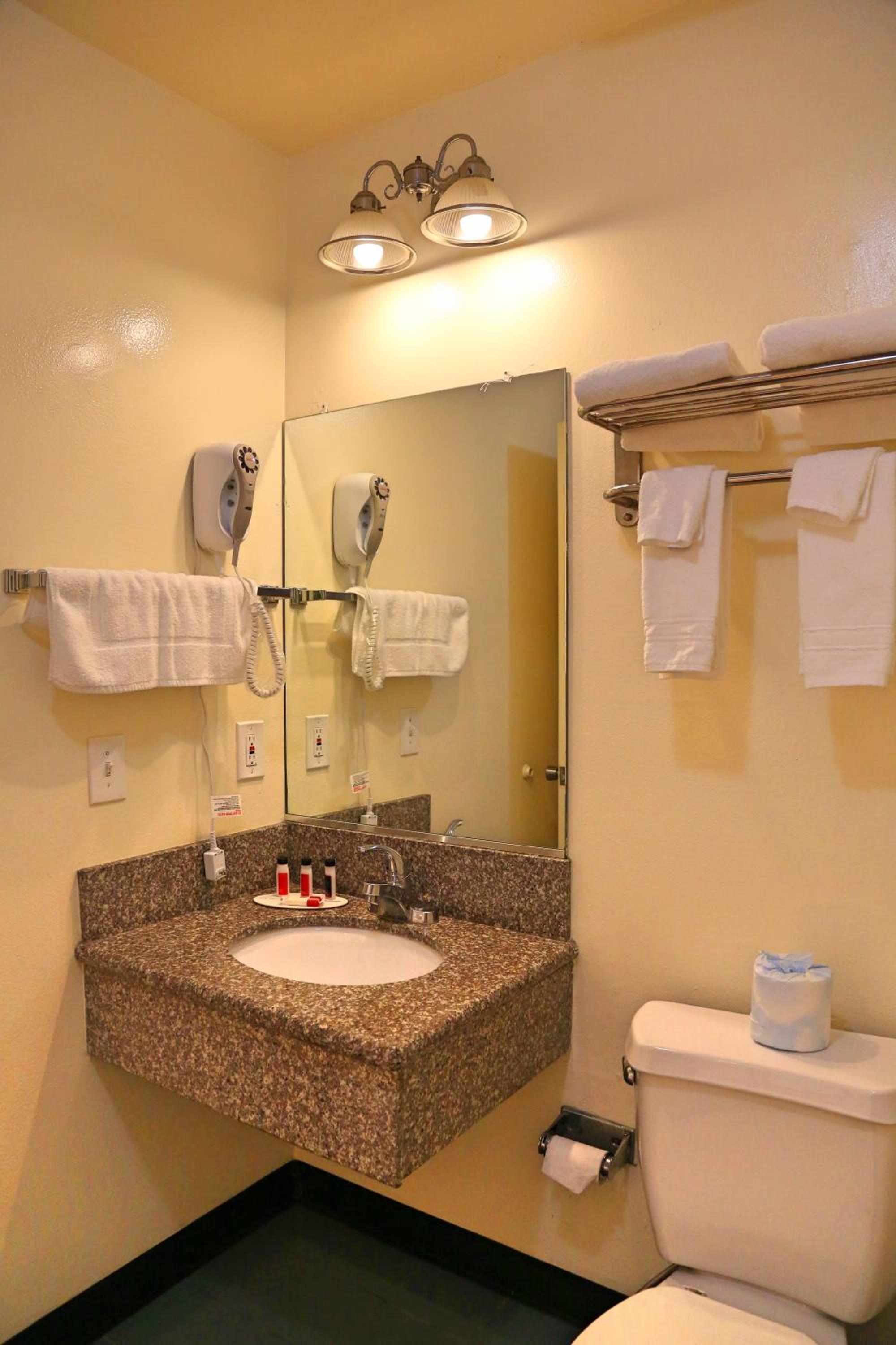 Travelodge by Wyndham Pasadena Central - Property Image 10