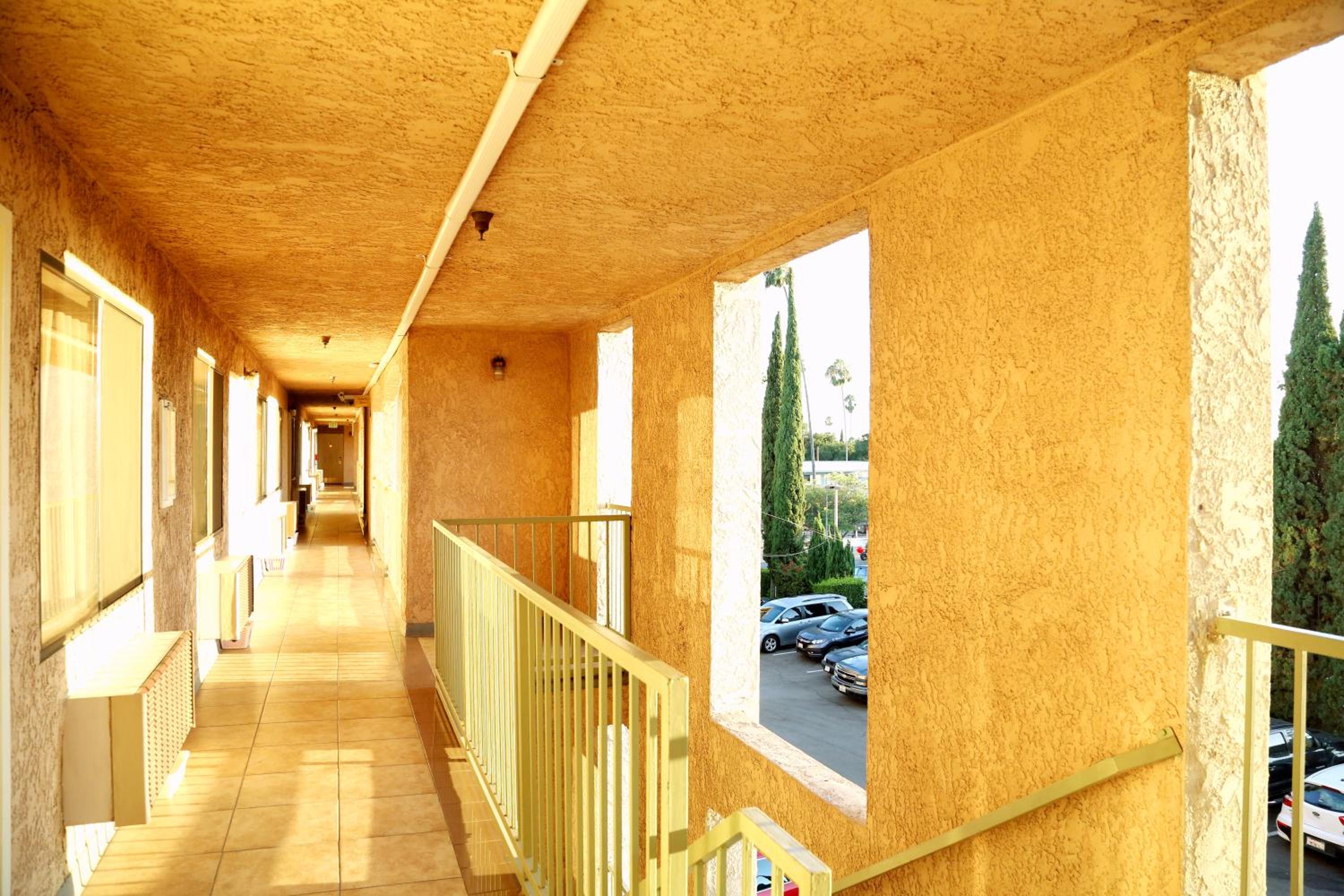 Travelodge by Wyndham Pasadena Central - Property Image 2