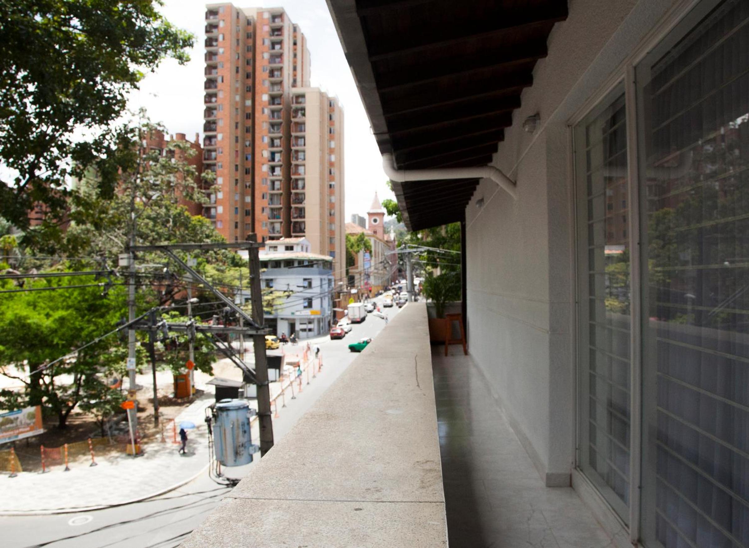 Home Aris Apartments 201