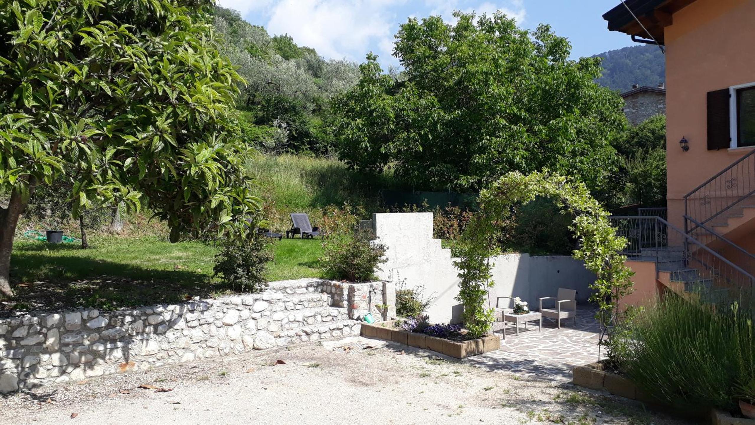 Casa Gina Garden and view by Gardadomusmea view 4