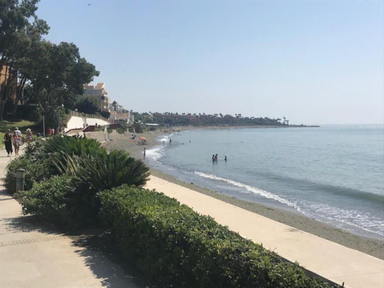 playa sin aglomeraciones, tarifas especiales cerca de Puerto Banús