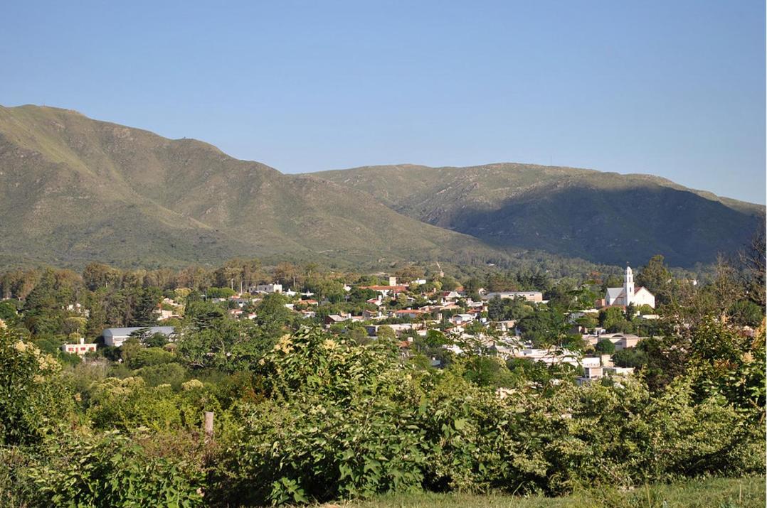 Altos del Pucara Piscina Climatizada vista a las sierras juegos Huerta Orgánica