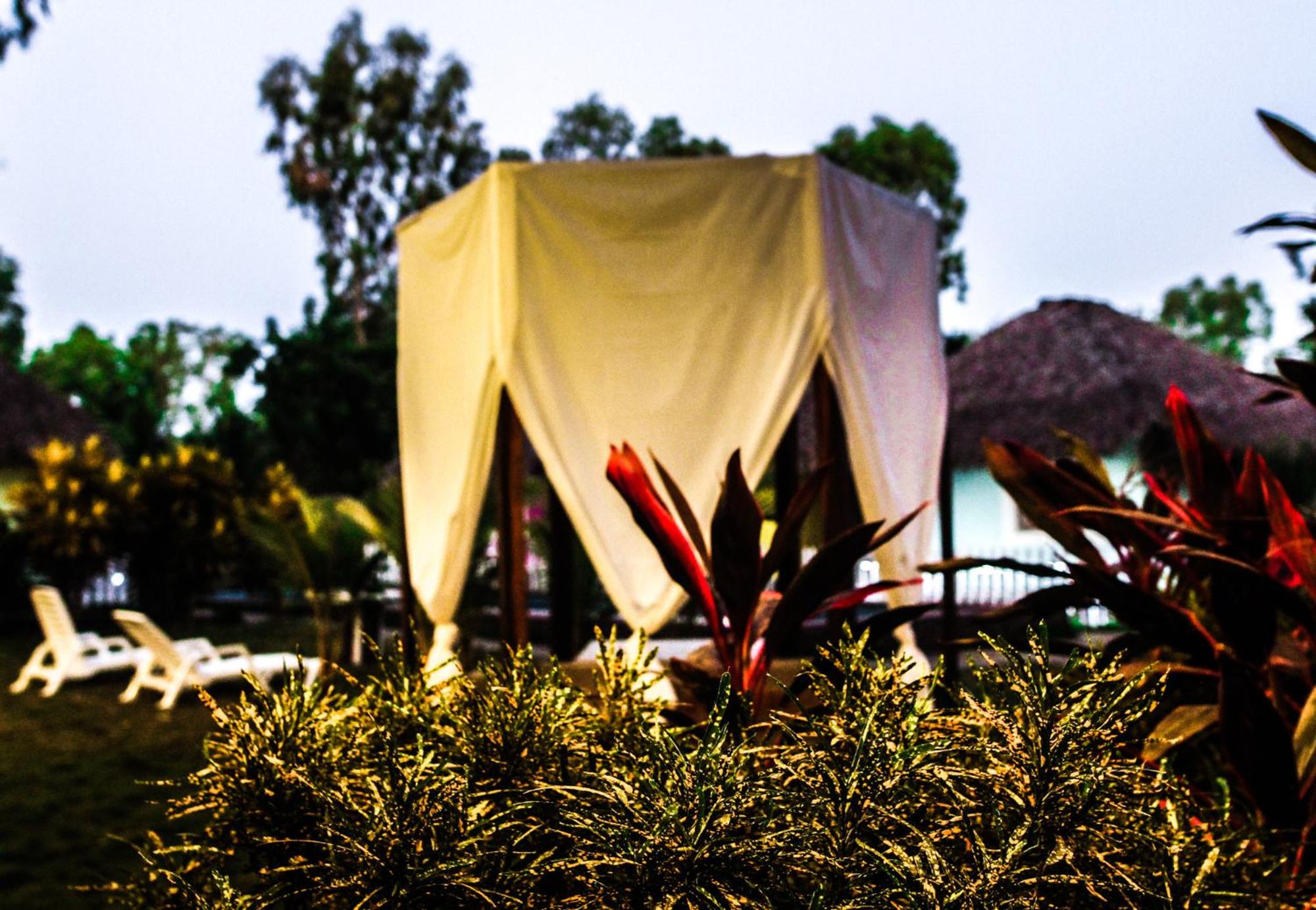Las Dunas Surf Resort