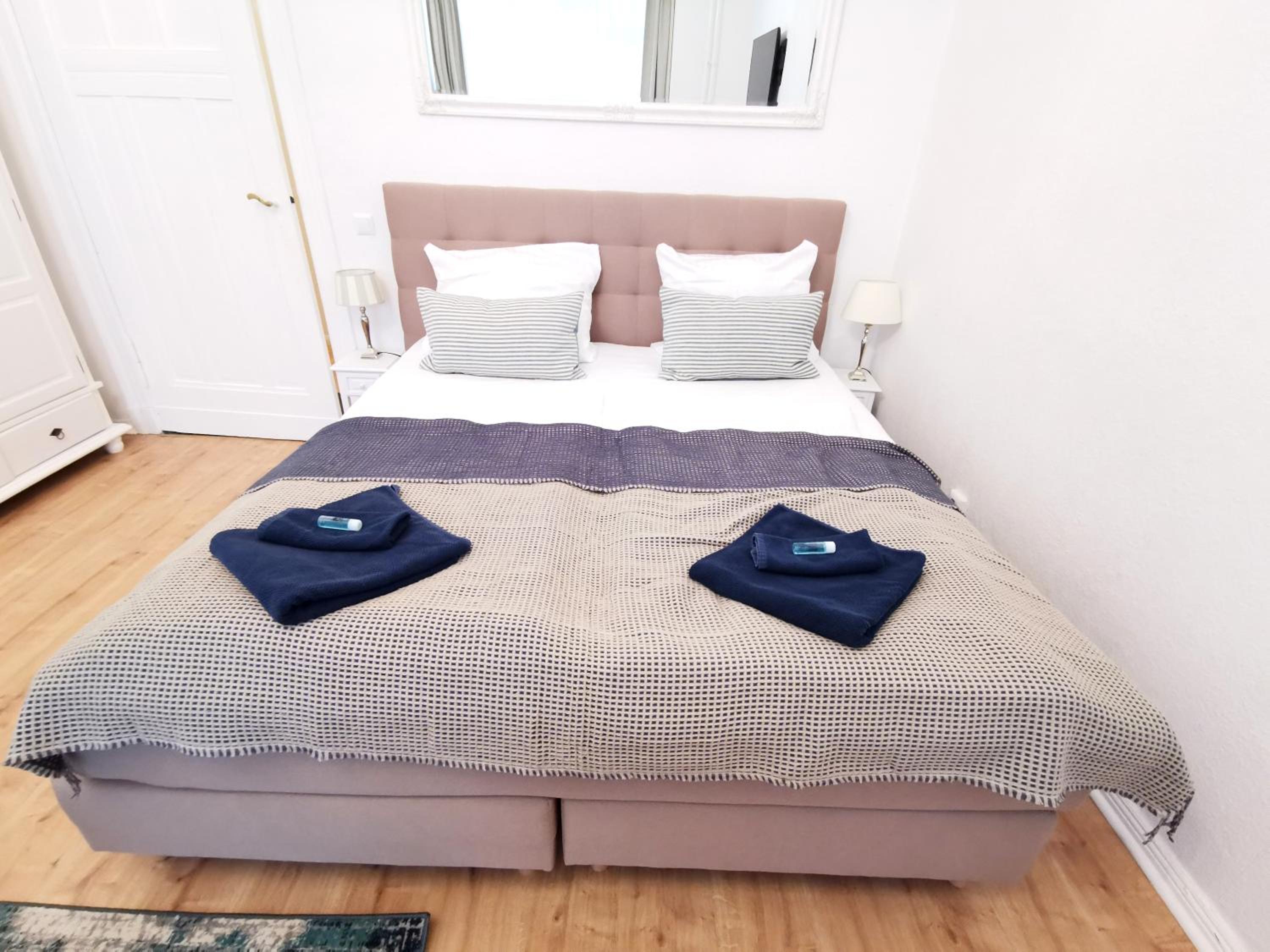 KVH by ROCKCHAIR Apartments l SUPERHOST Status l Boxspringbett am Schloss Charlottenburg welcomes you!