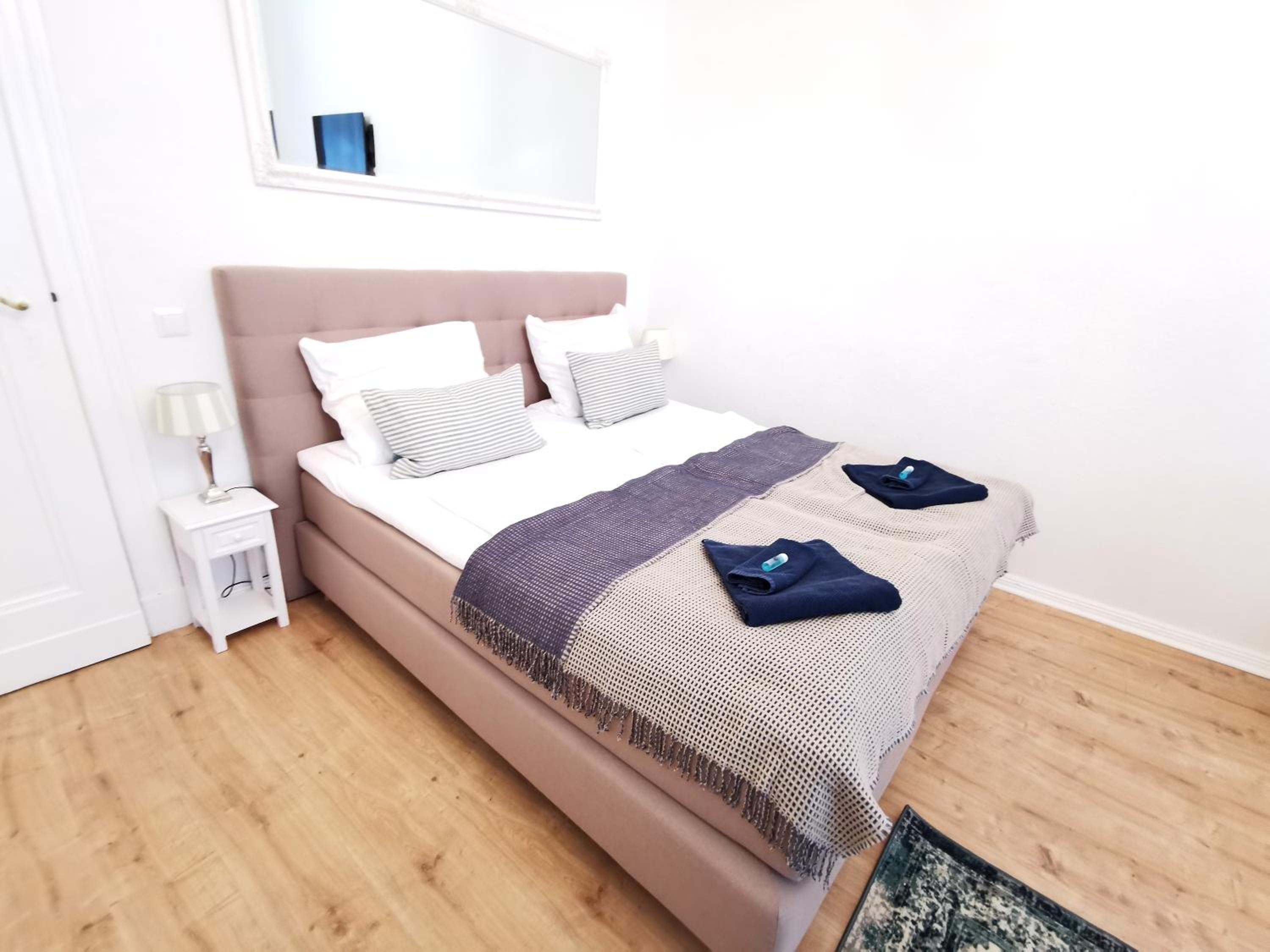 KVH by ROCKCHAIR Apartments l SUPERHOST Status l Boxspringbett am Schloss Charlottenburg welcomes you!