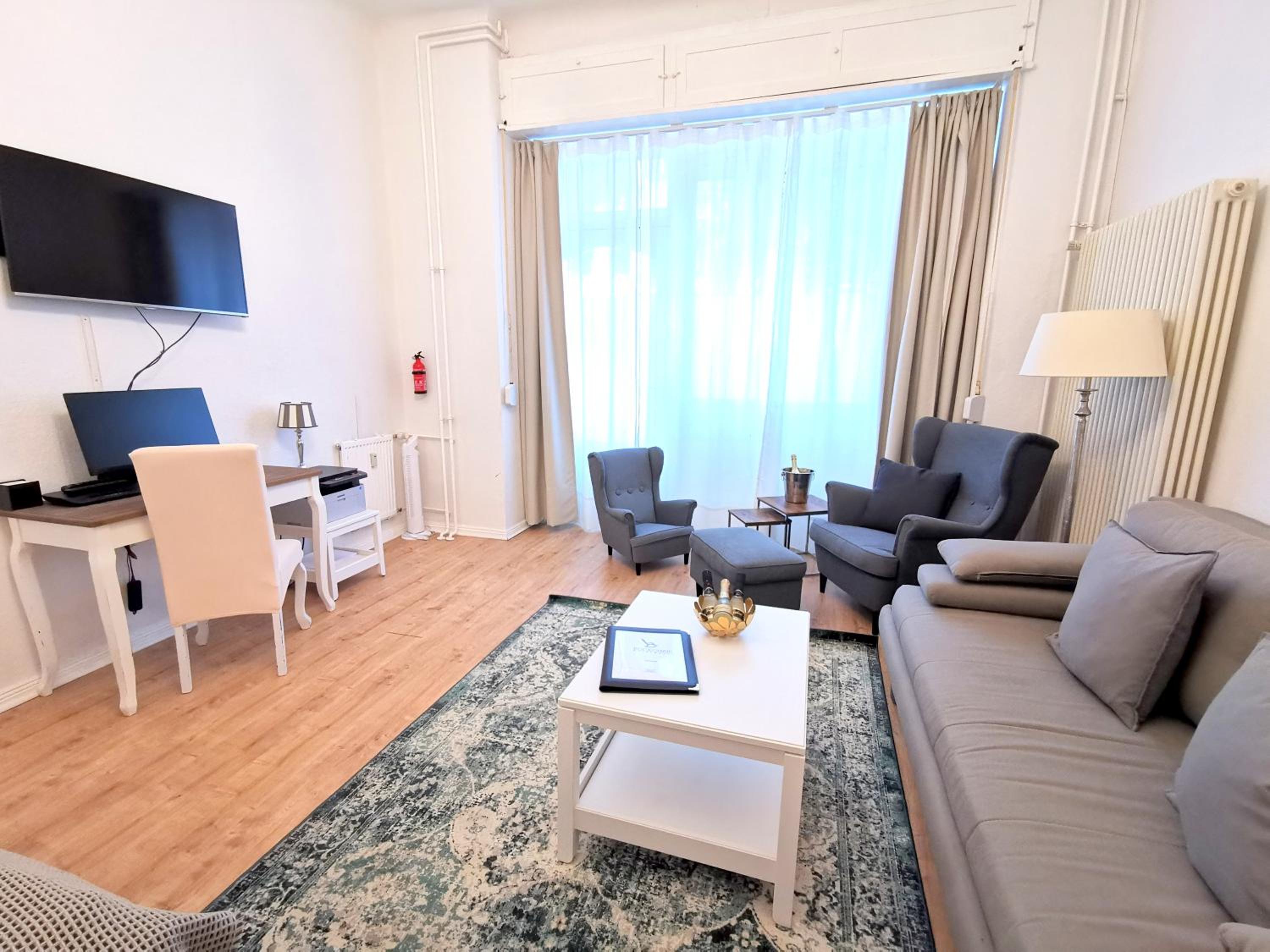 KVH by ROCKCHAIR Apartments l SUPERHOST Status l Boxspringbett am Schloss Charlottenburg welcomes you!