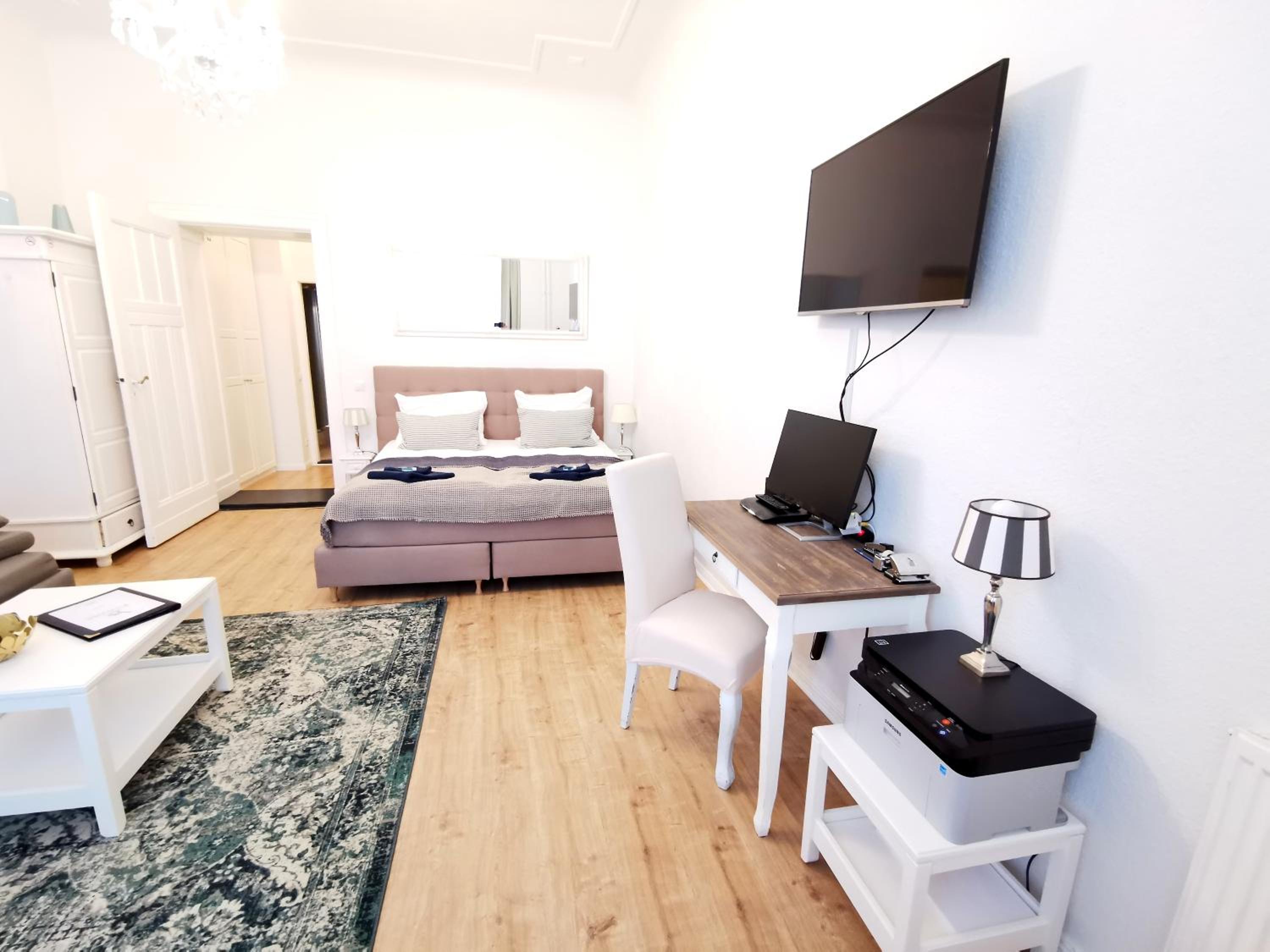 KVH by ROCKCHAIR Apartments l SUPERHOST Status l Boxspringbett am Schloss Charlottenburg welcomes you!