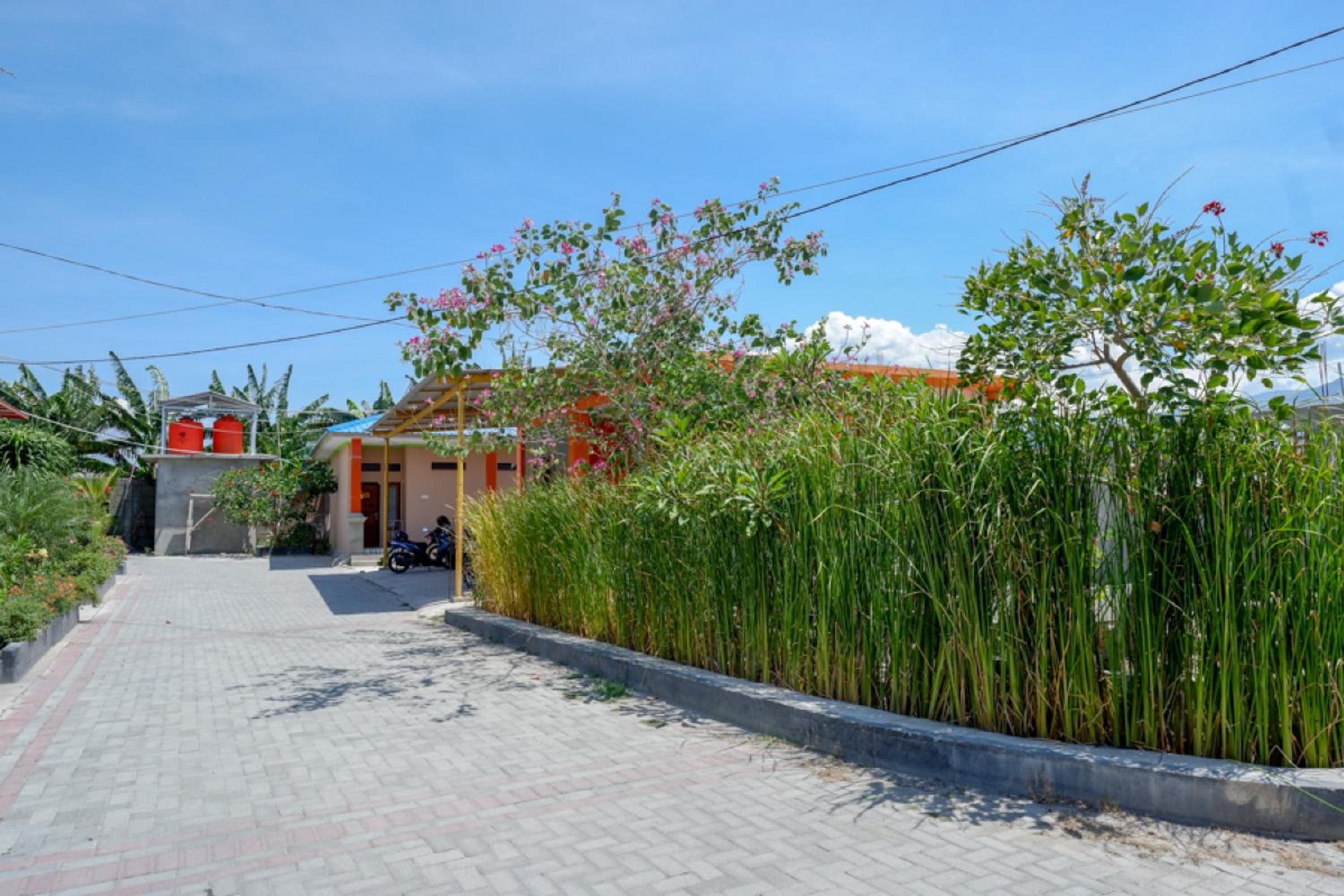 RedDoorz near Taman Makam Pahlawan Tatura view 2