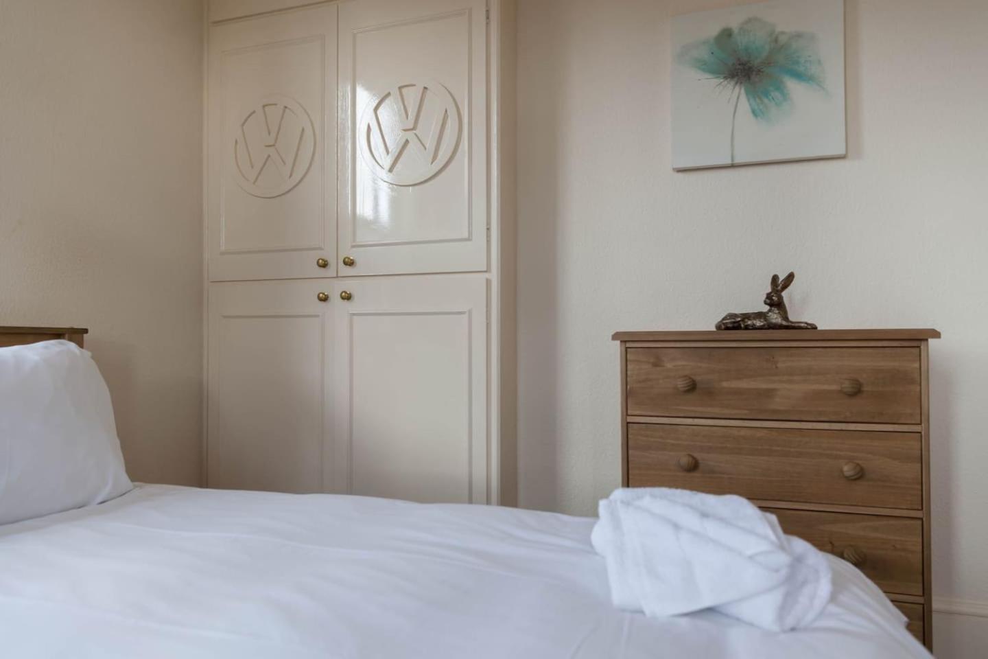 Hereford - Falcon House - Spacious 5 Bedroom House With Games Room - Sleeps 14 Guests - Great Property For Family & Friends Gathering Together - Hosted by  view 3