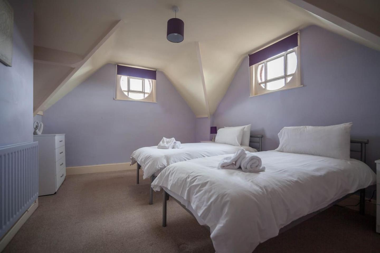 Hereford - Falcon House - Spacious 5 Bedroom House With Games Room - Sleeps 14 Guests - Great Property For Family & Friends Gathering Together - Hosted by  view 2
