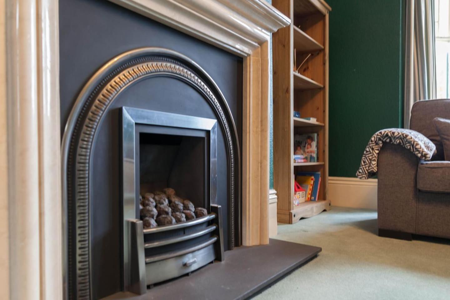 Hereford - Falcon House - Spacious 5 Bedroom House With Games Room - Sleeps 14 Guests - Great Property For Family & Friends Gathering Together - Hosted by  view 5