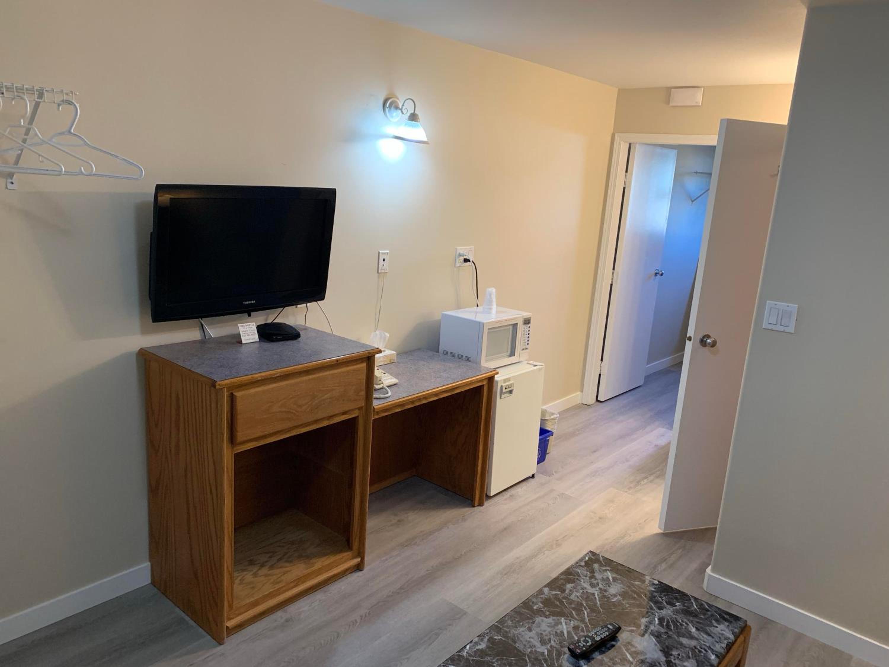 Red Deer Vacations - Red Deer Inn  Suites - Property Image 4
