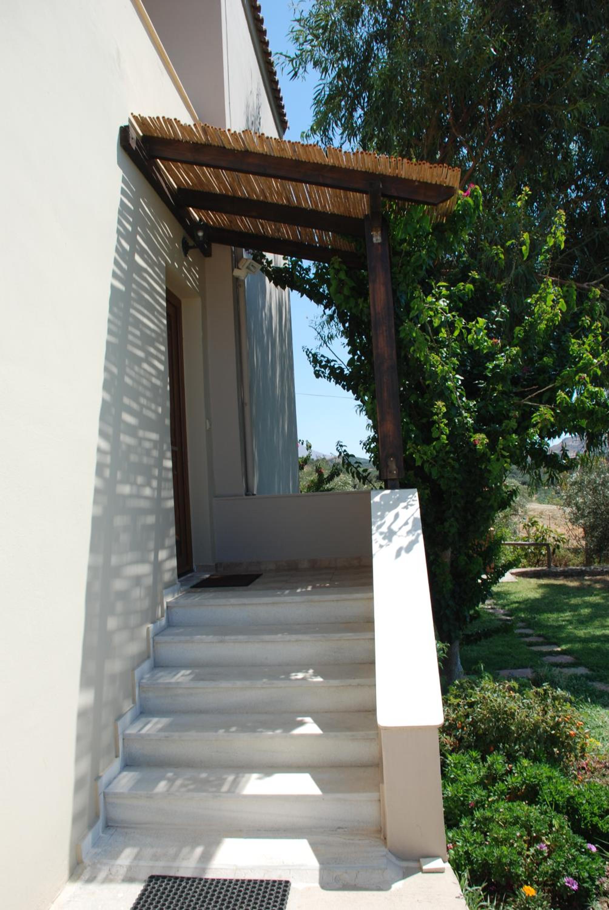 Villa with a pool in Lefkogia view 5