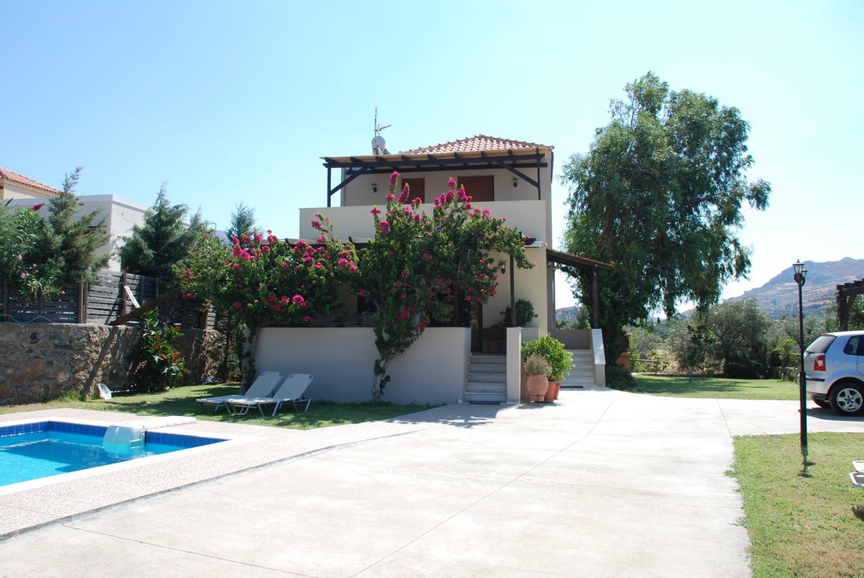 Villa with a pool in Lefkogia view 4