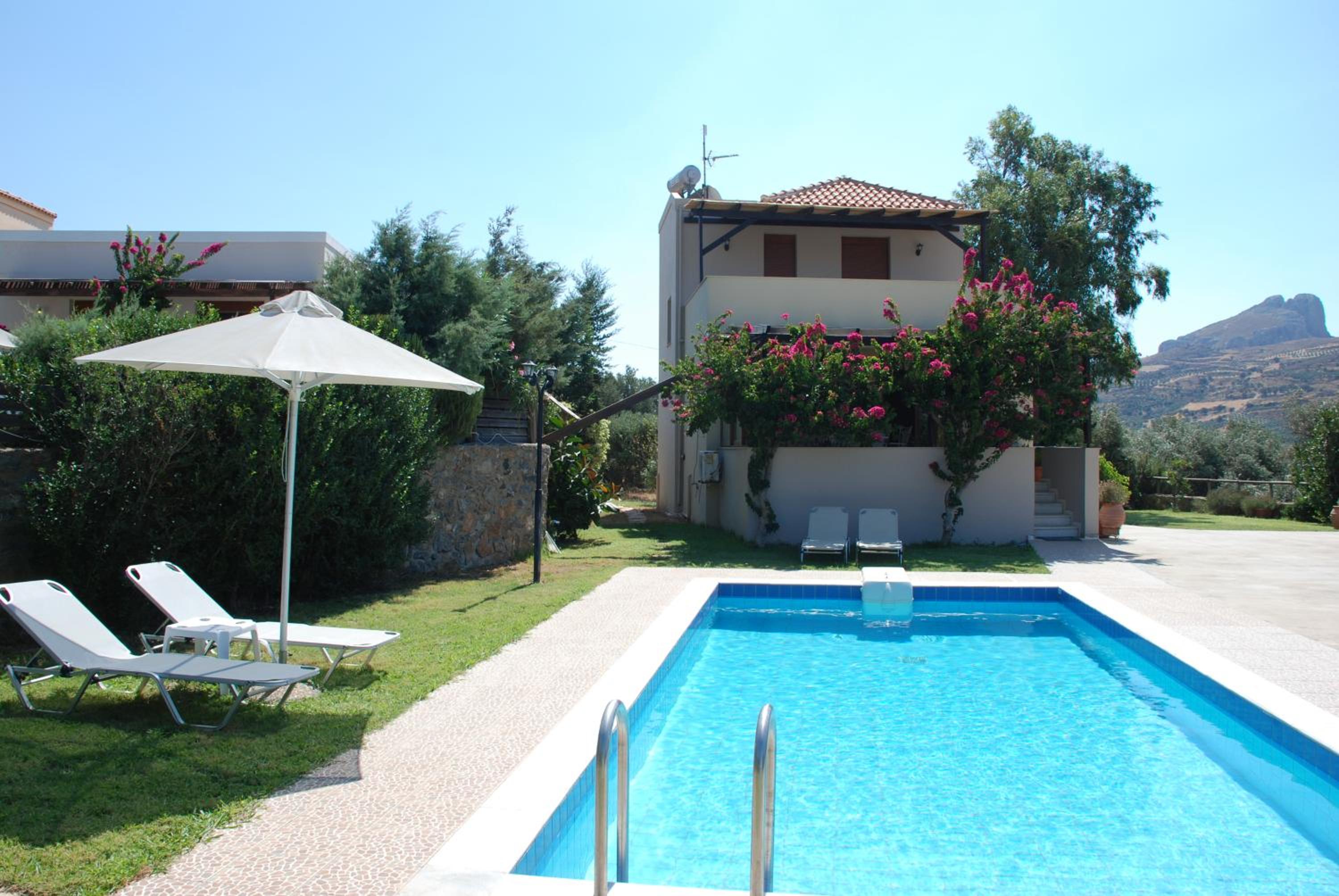 Villa with a pool in Lefkogia view 2