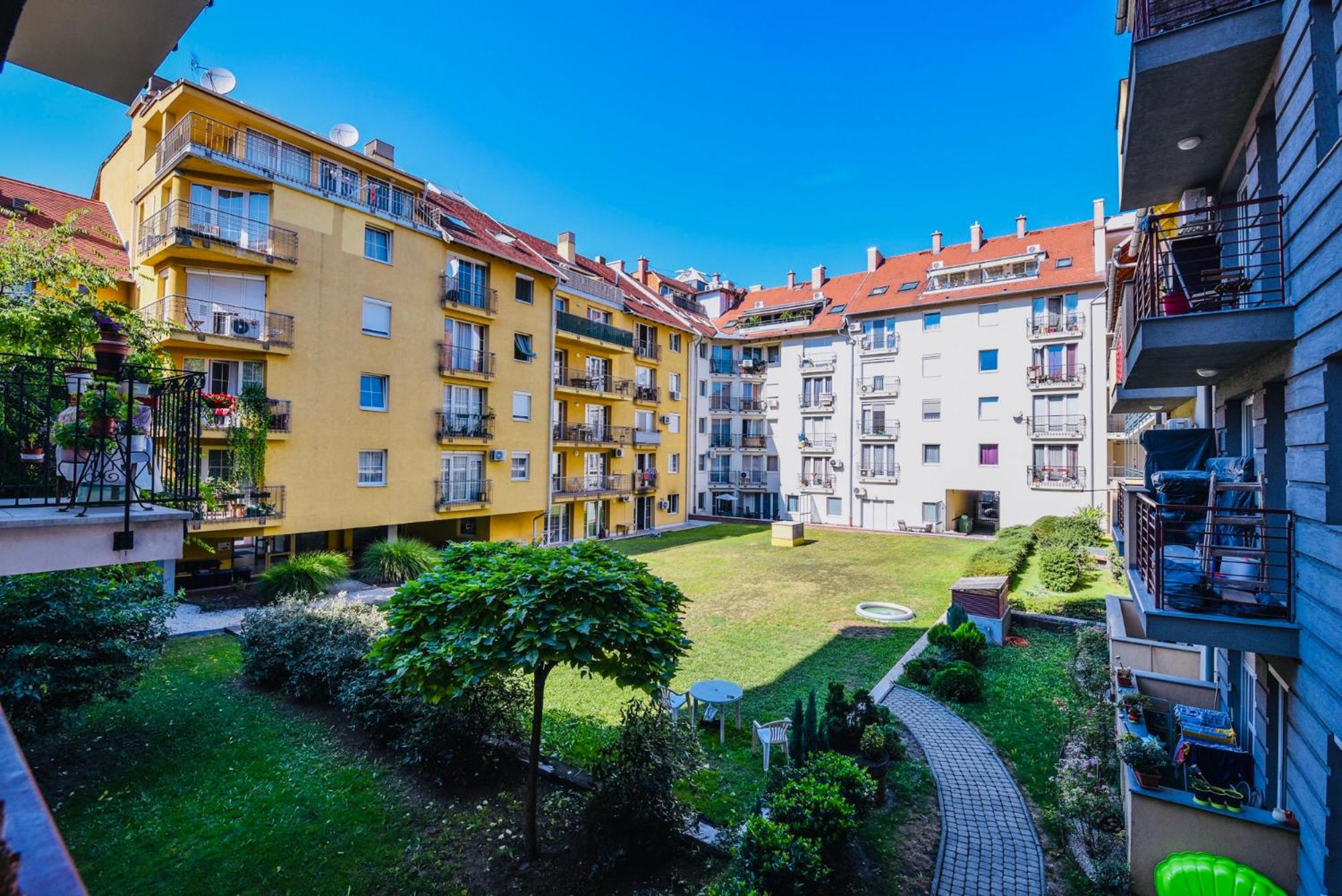 Cappuccino Apartment with Balcony and FREE PARKING view 2