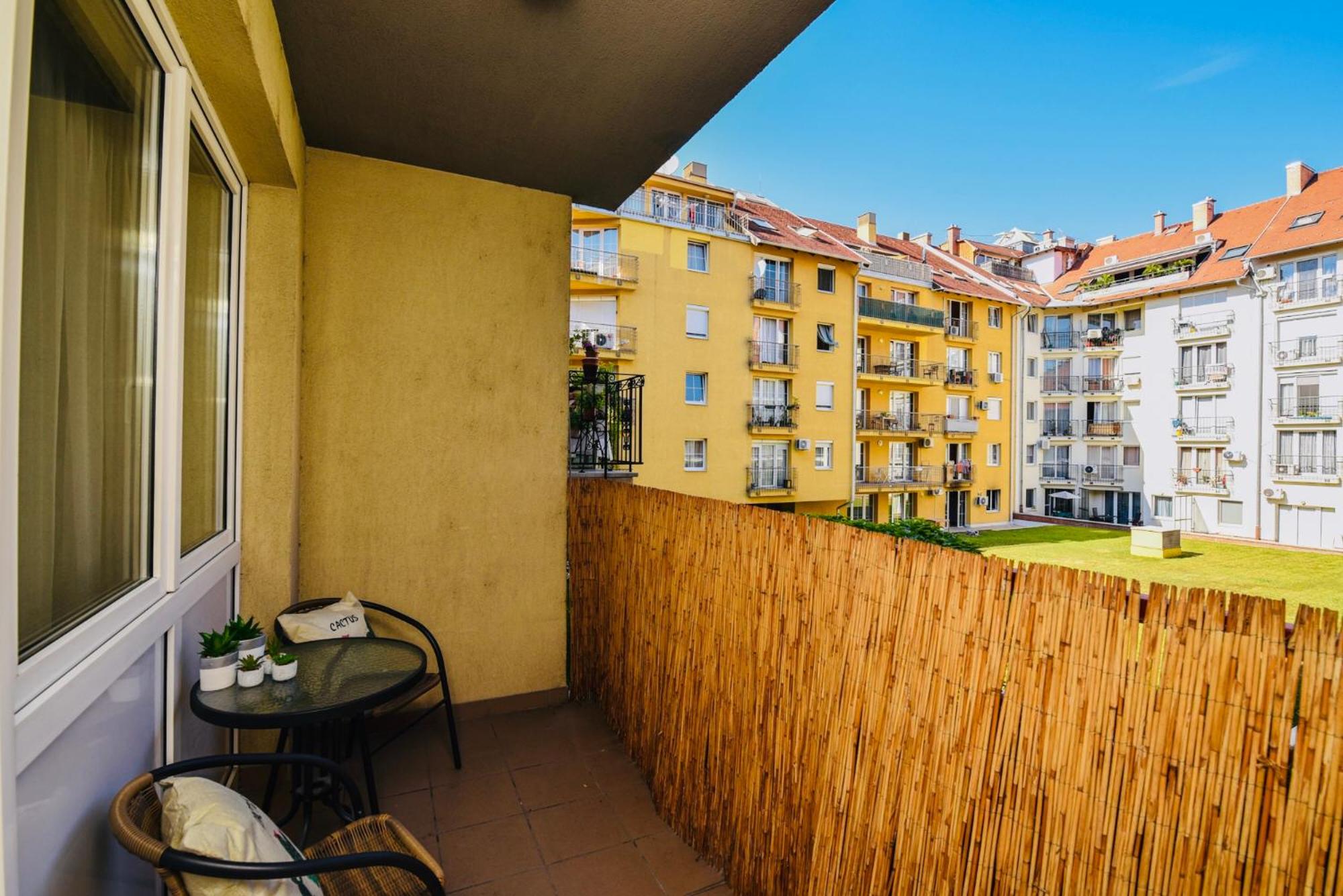 Cappuccino Apartment with Balcony and FREE PARKING view 3