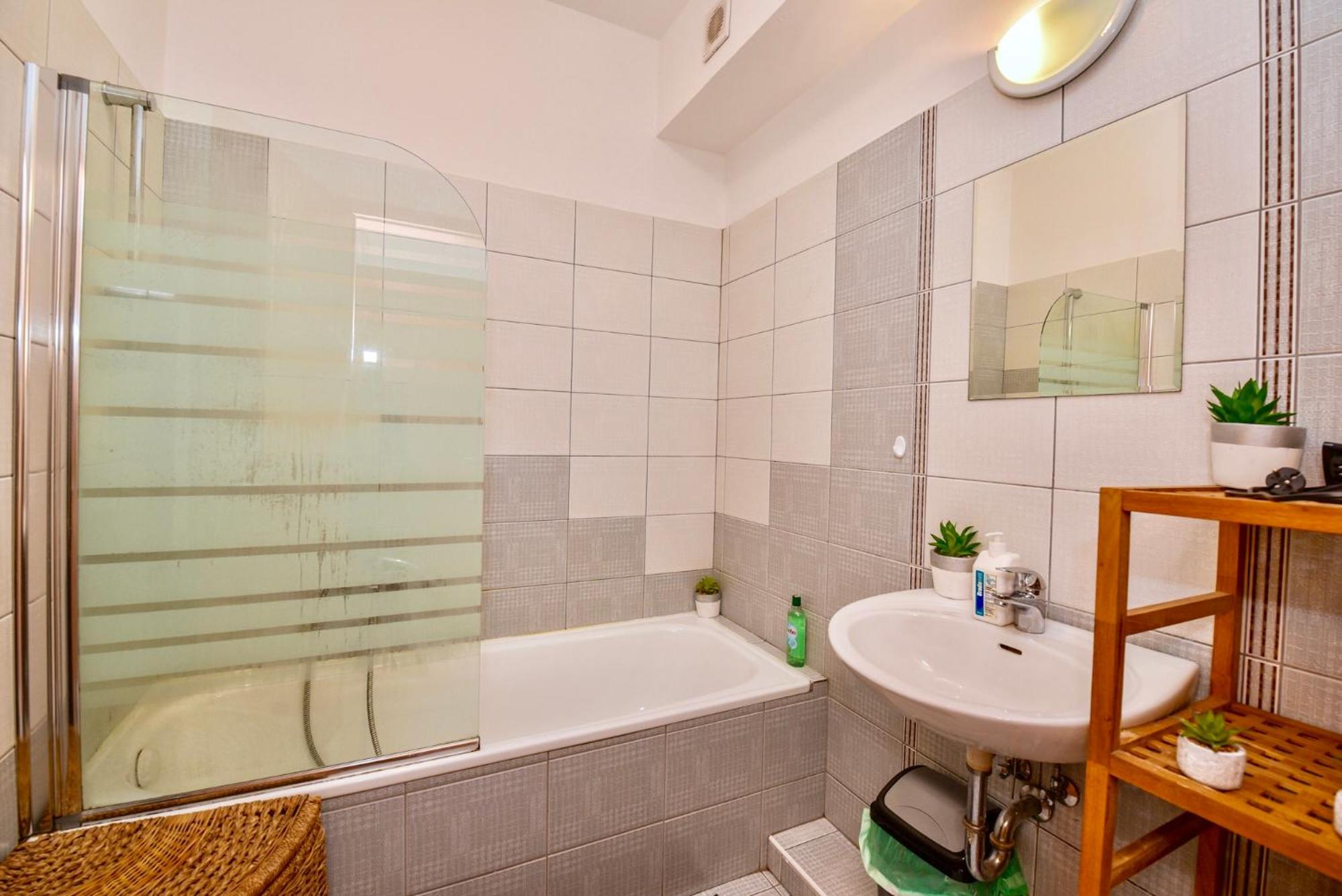Cappuccino Apartment with Balcony and FREE PARKING view 5