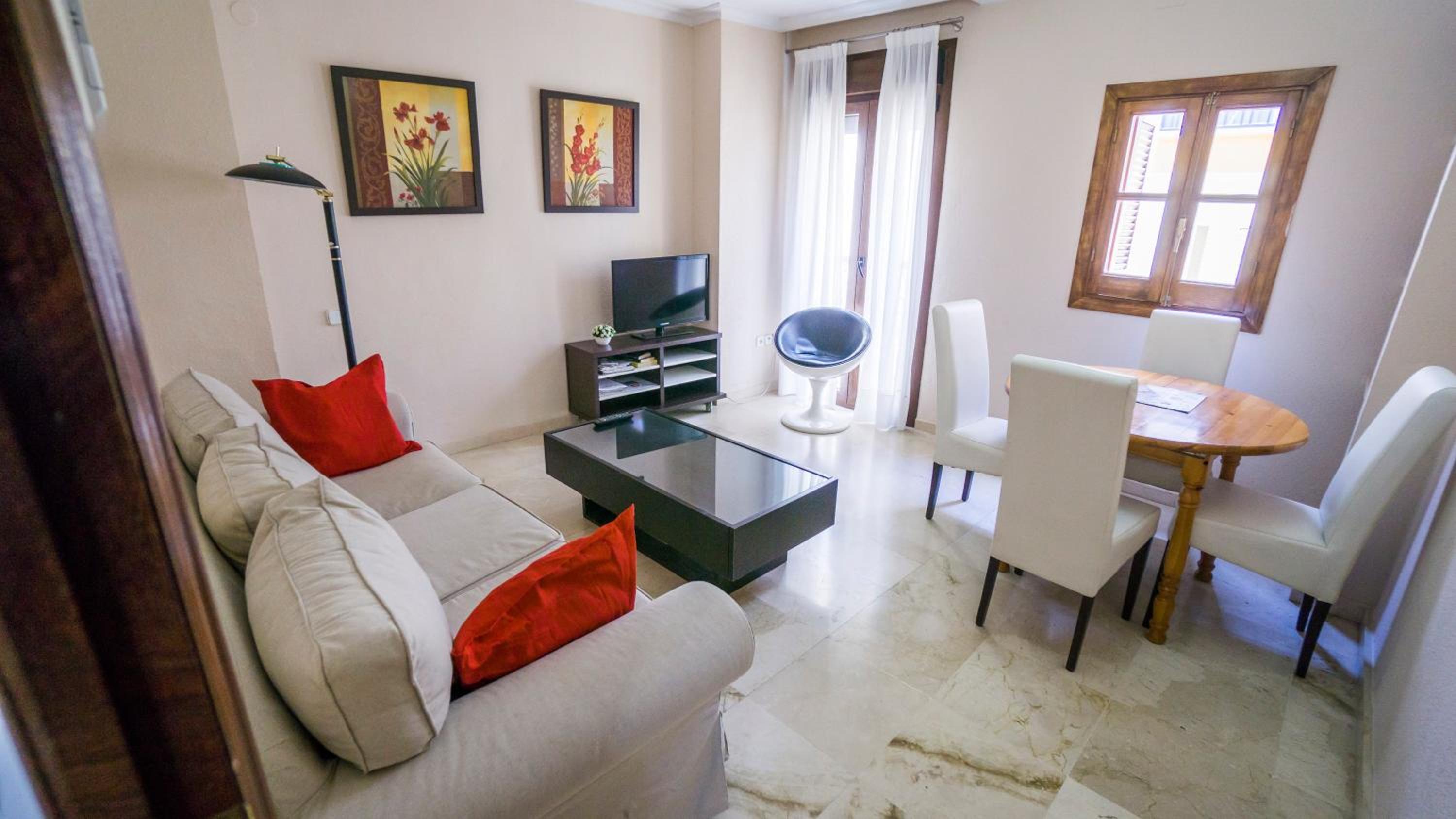 Hotel RentalSevilla Apartamento Luminoso en el Barrio Santa Cruz - Image 1