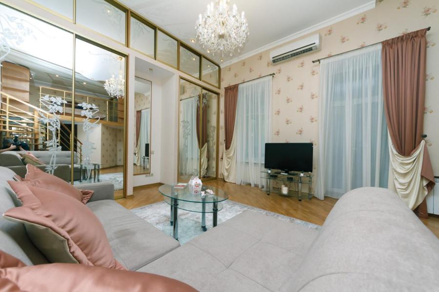 Stylish two-level flat 2 min from Khreschatyk view 2
