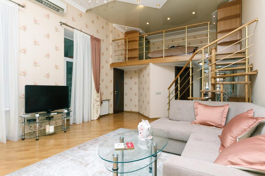 Stylish two-level flat 2 min from Khreschatyk view 4