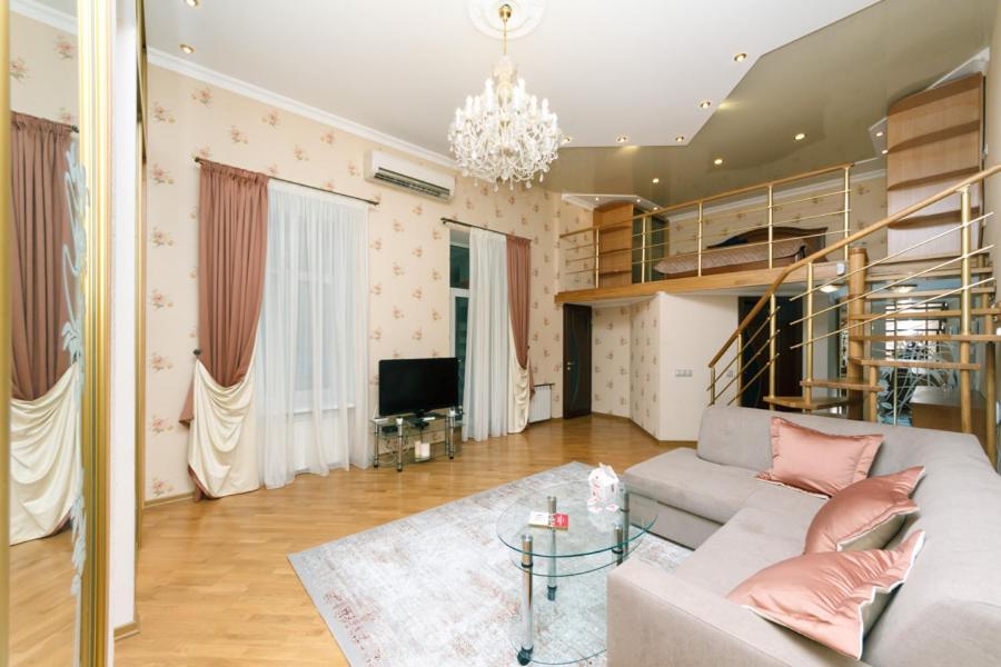 Stylish two-level flat 2 min from Khreschatyk view 3