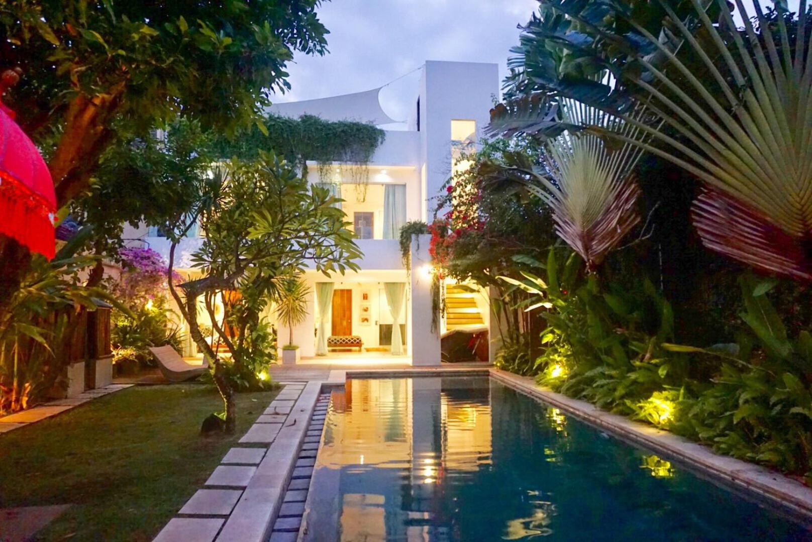 Villa Saffira, Seminyak - Pool, Garden, Rooftop - Walk to Beach and Cafes!