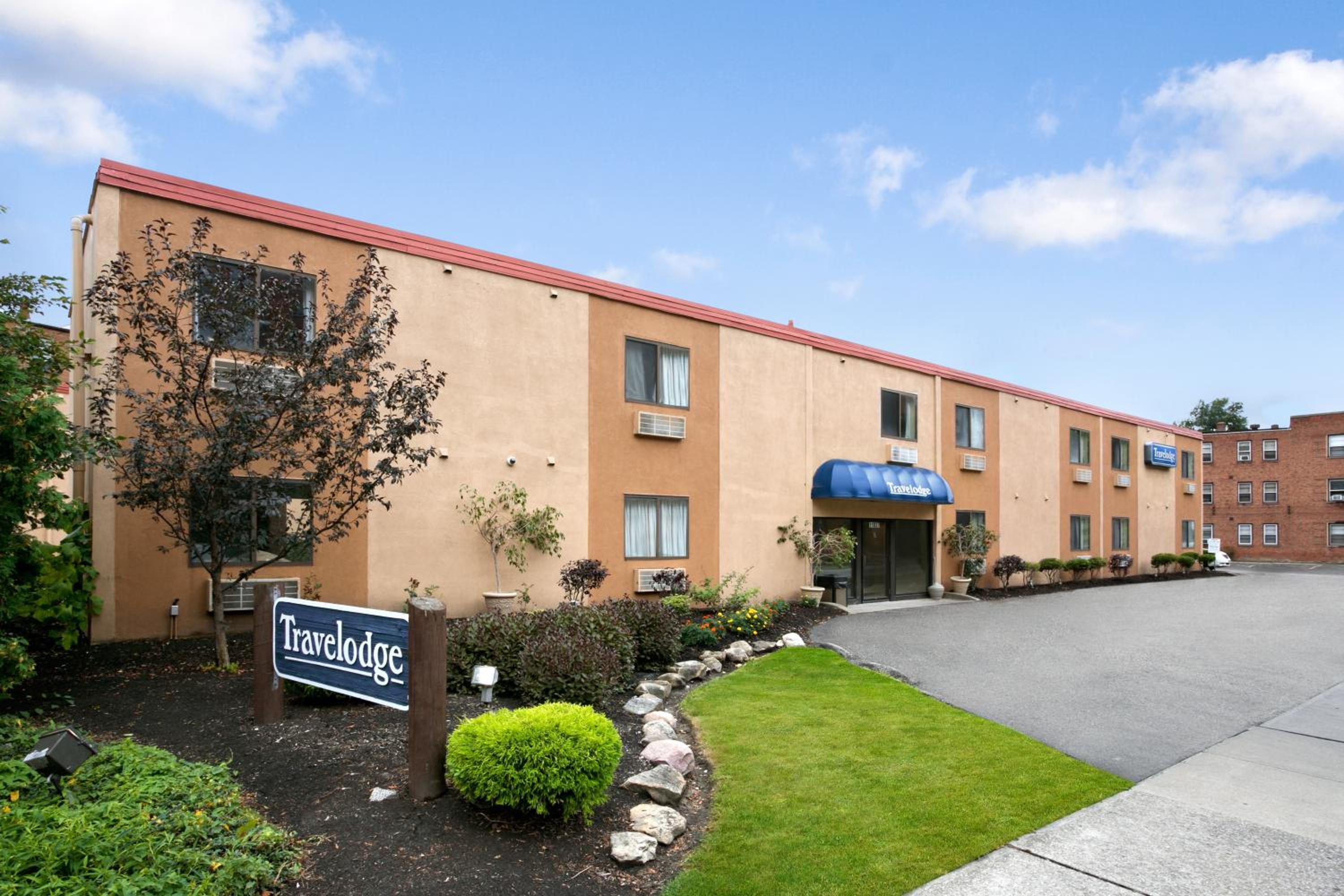 Travelodge by Wyndham Cleveland Lakewood view 2