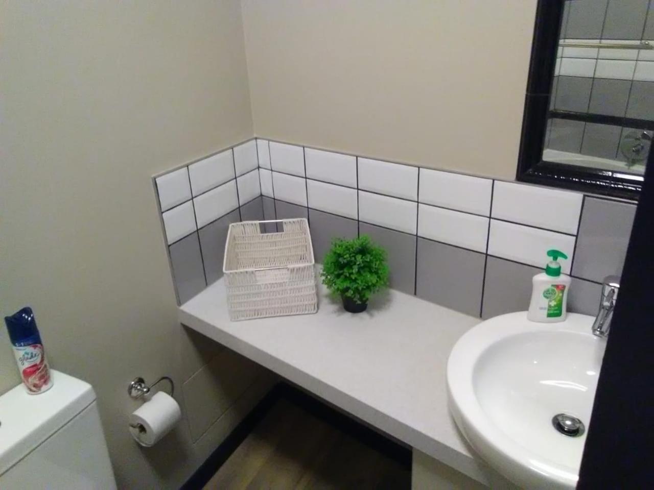 One Perfect Stay Median Rosebank