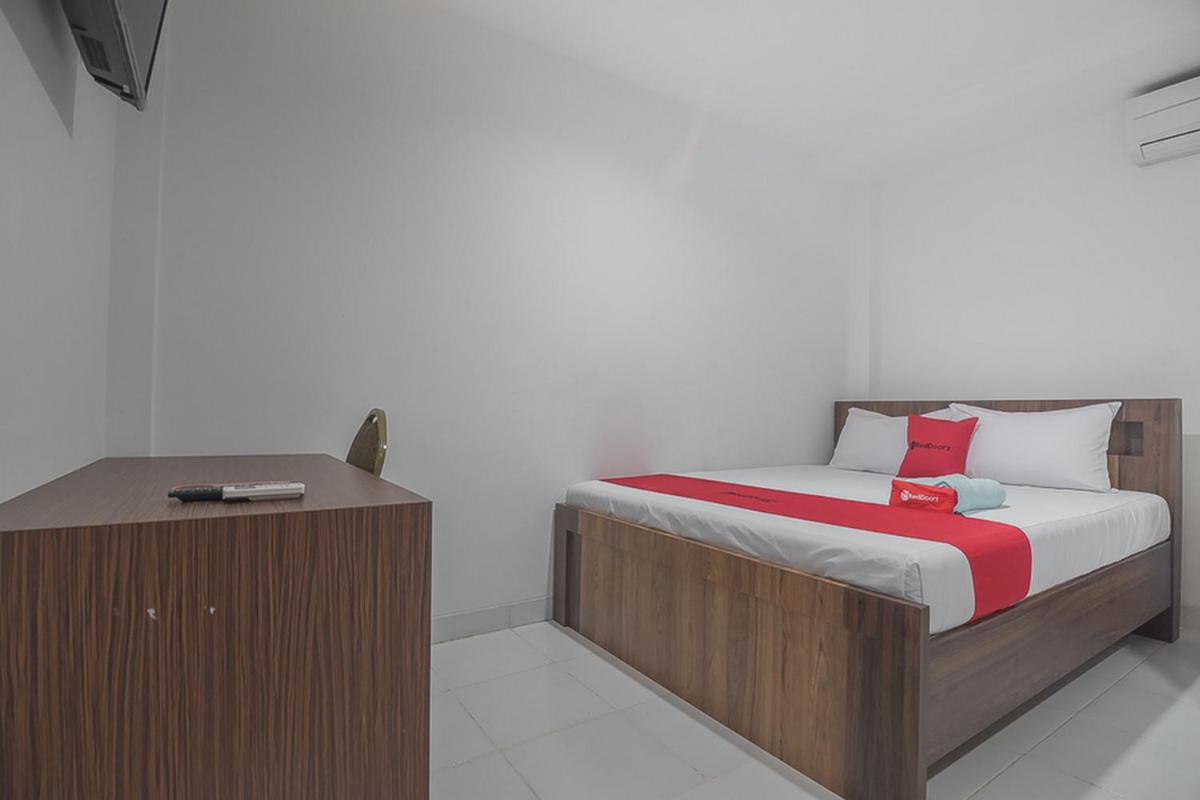 Hotel RedDoorz near Living Plaza Balikpapan - Image 1