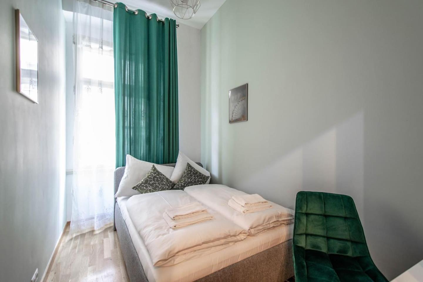 Design 3BDR Apartment in residence, FREE PARKING