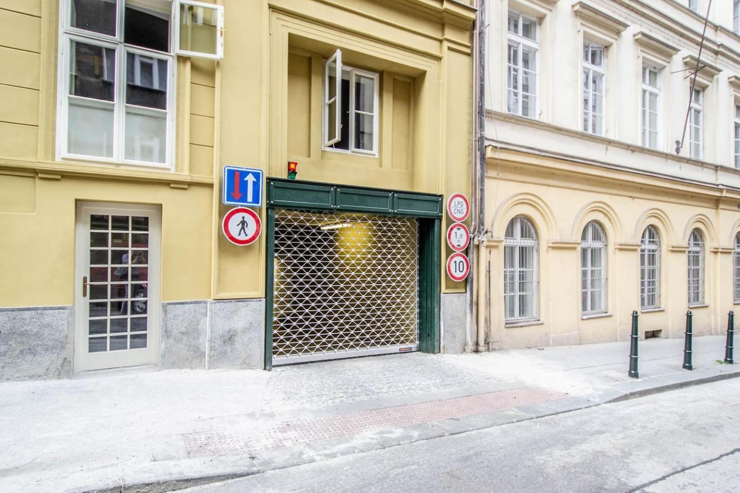 Design 3BDR Apartment in residence, FREE PARKING