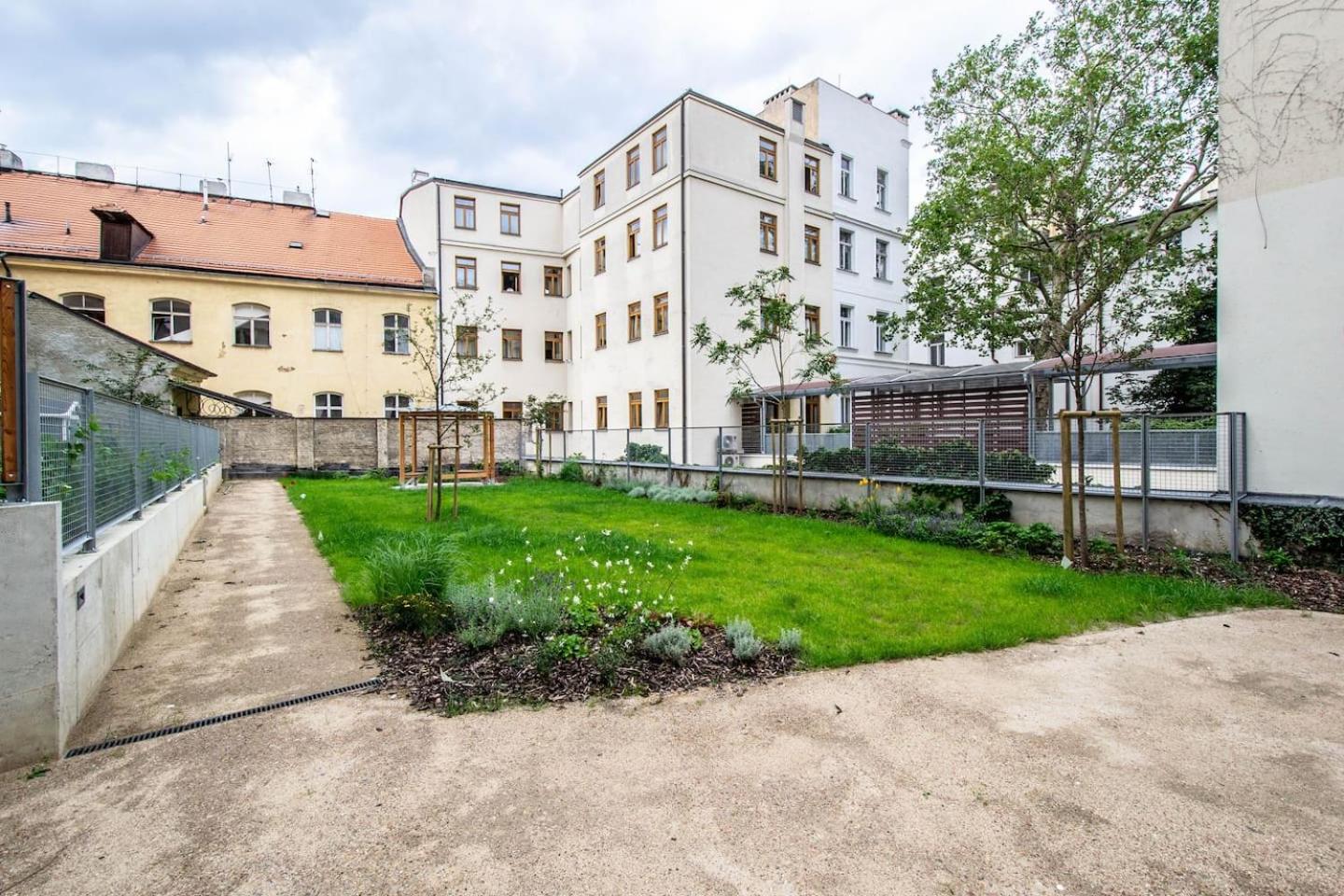 Design 3BDR Apartment in residence, FREE PARKING