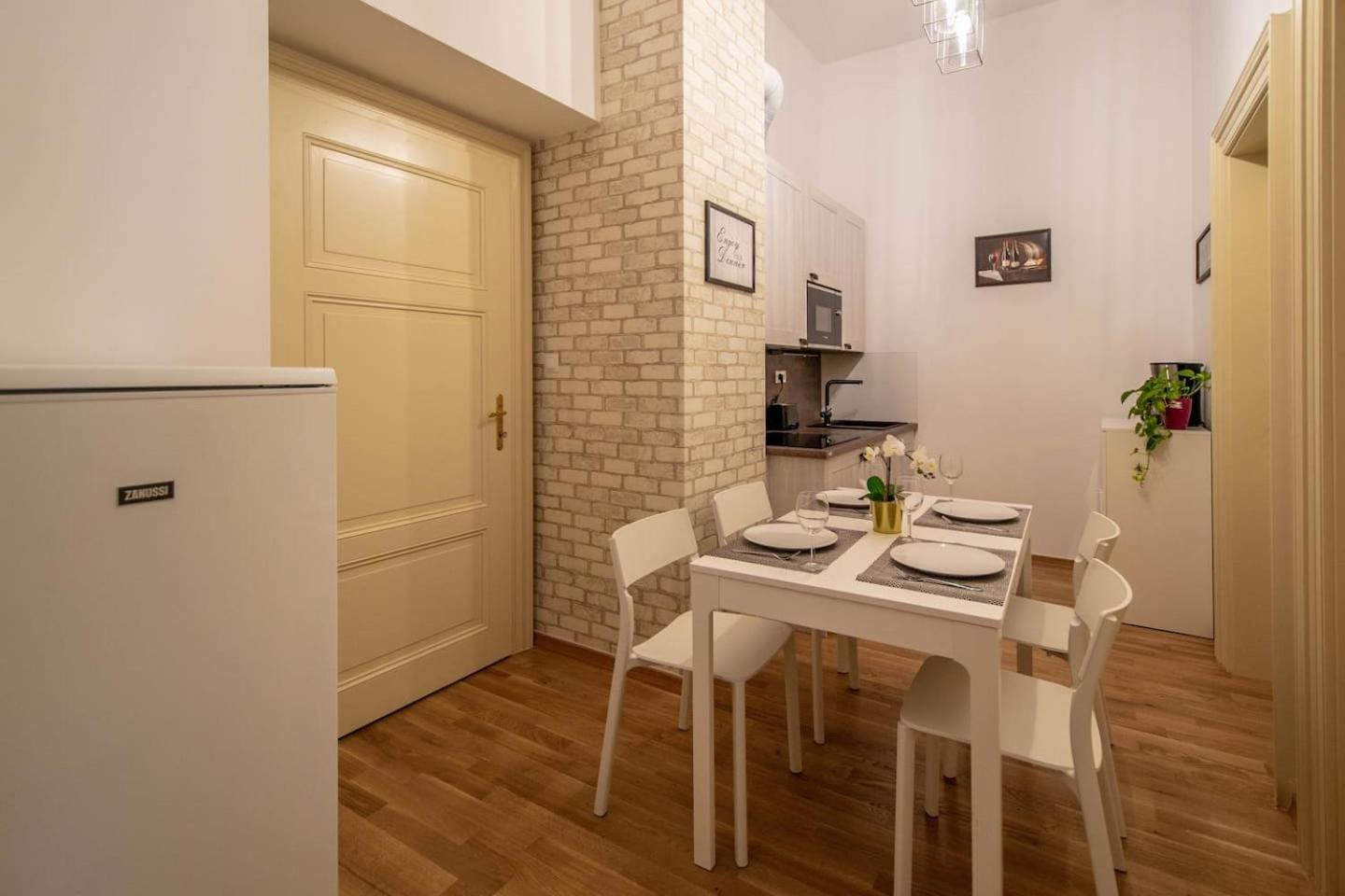 Design 3BDR Apartment in residence, FREE PARKING