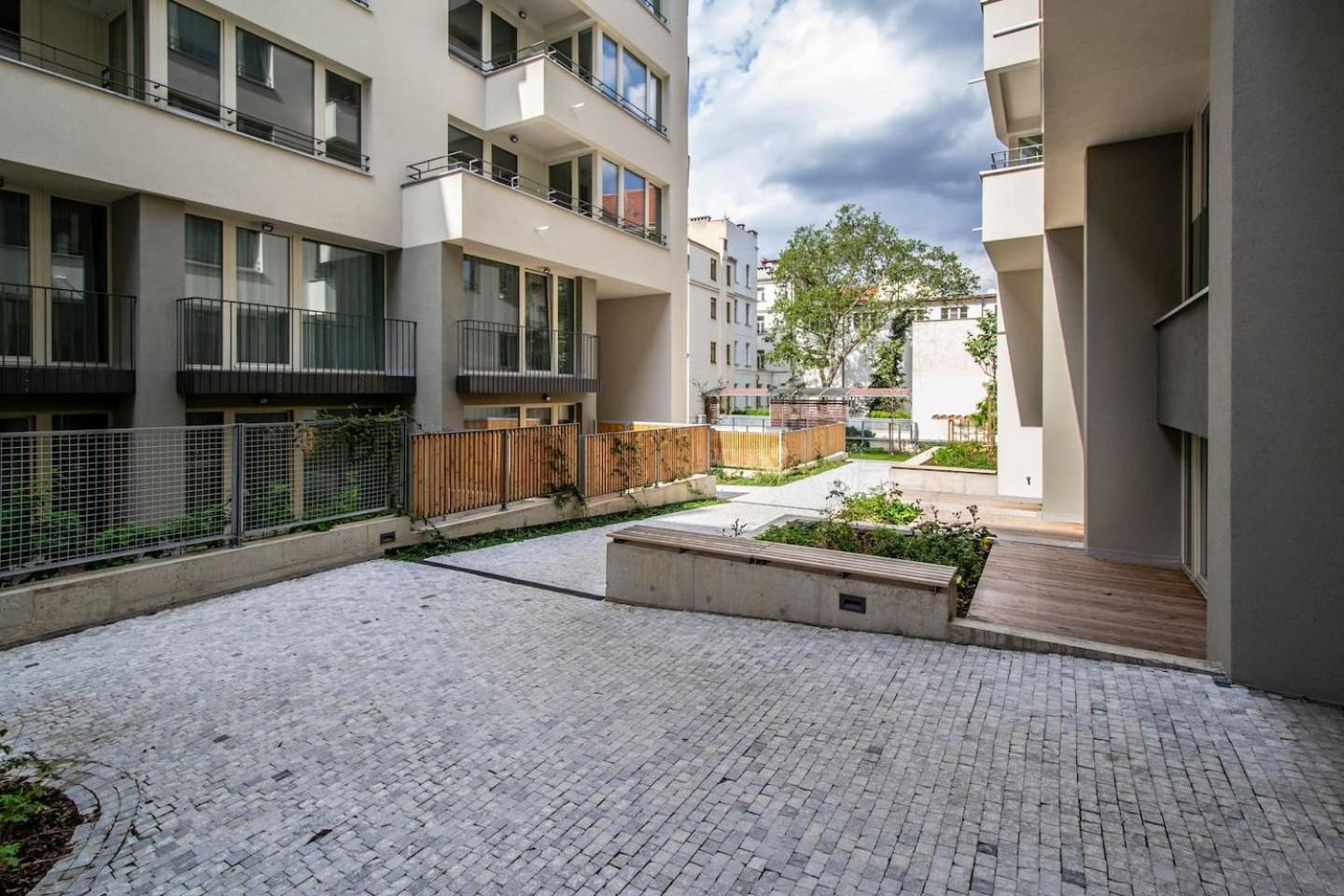 Design 3BDR Apartment in residence, FREE PARKING