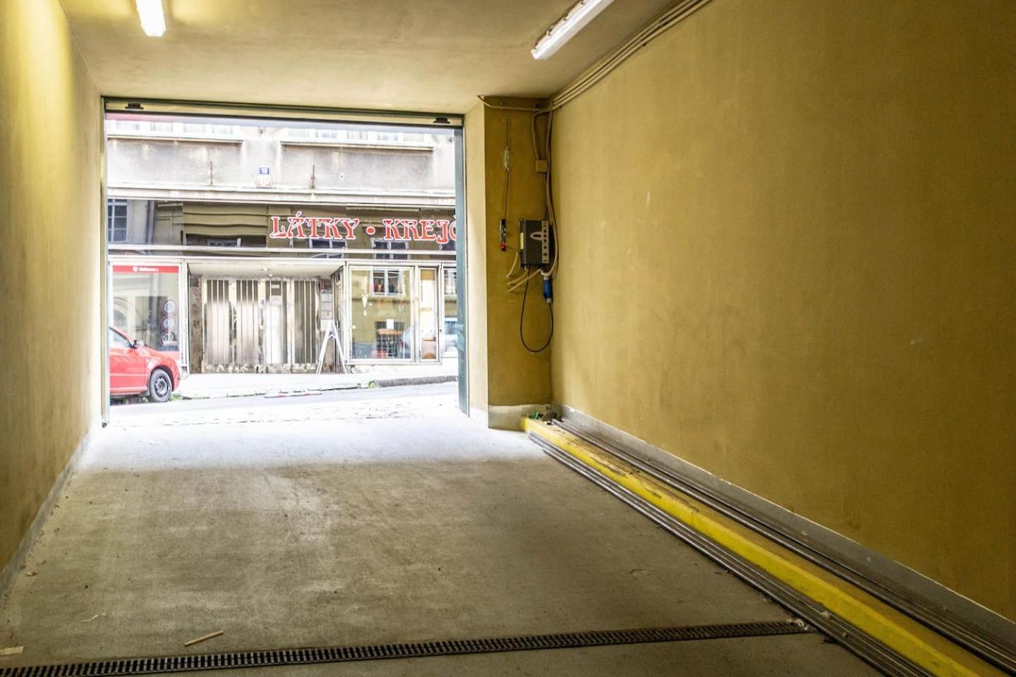 Design 3BDR Apartment in residence, FREE PARKING