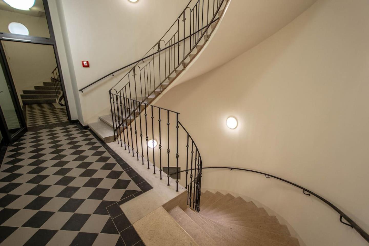 Design 3BDR Apartment in residence, FREE PARKING