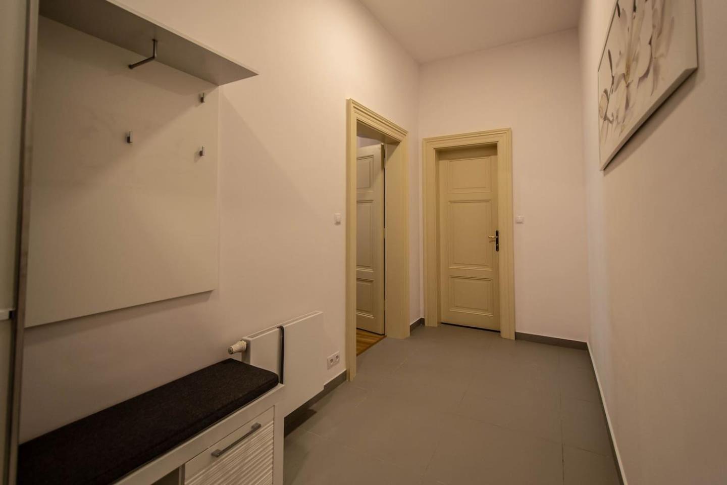 Design 3BDR Apartment in residence, FREE PARKING