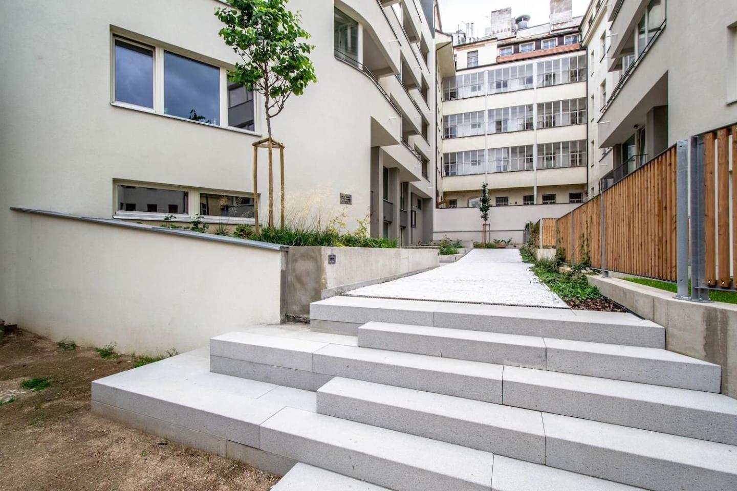 Design 3BDR Apartment in residence, FREE PARKING