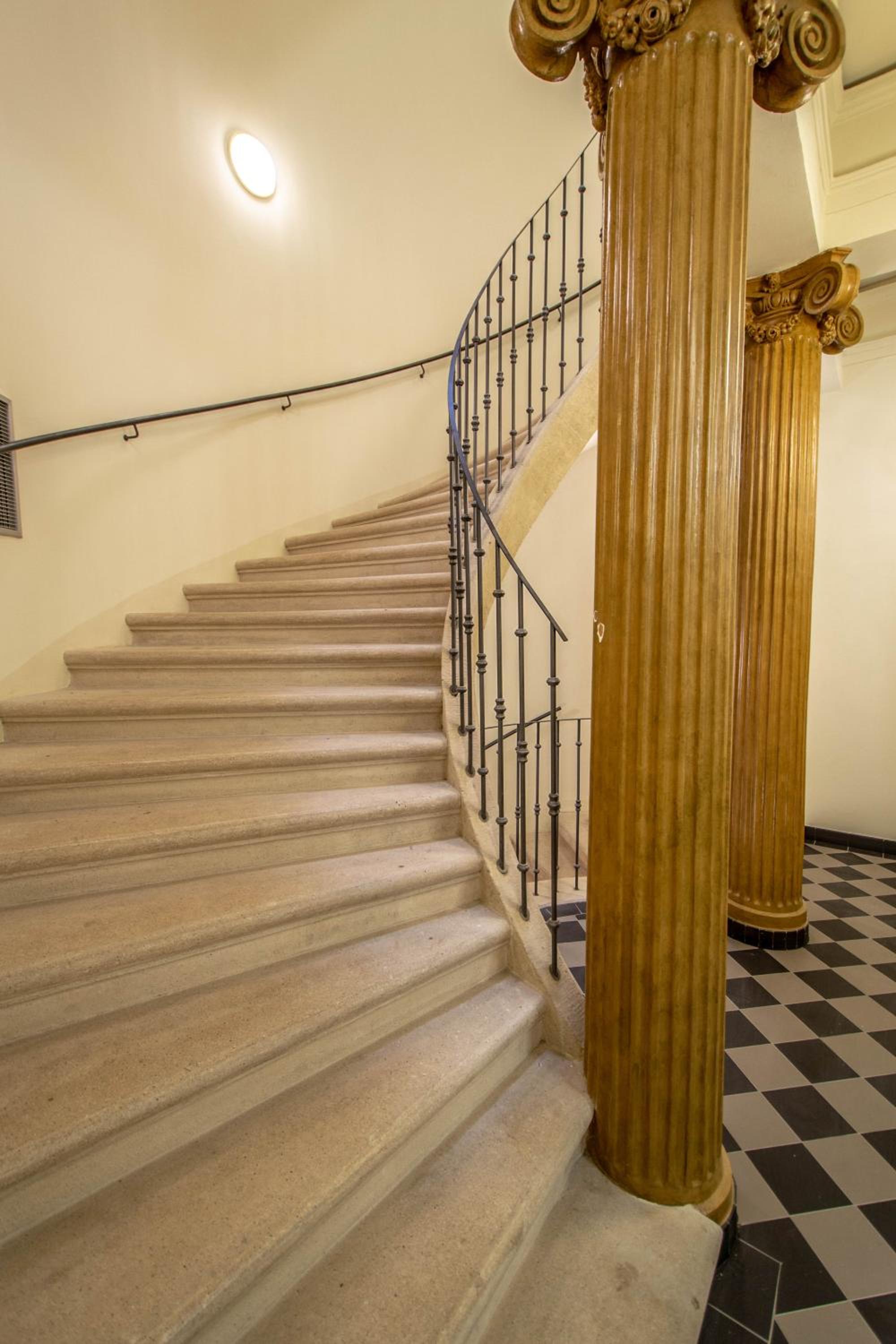 Design 3BDR Apartment in residence, FREE PARKING