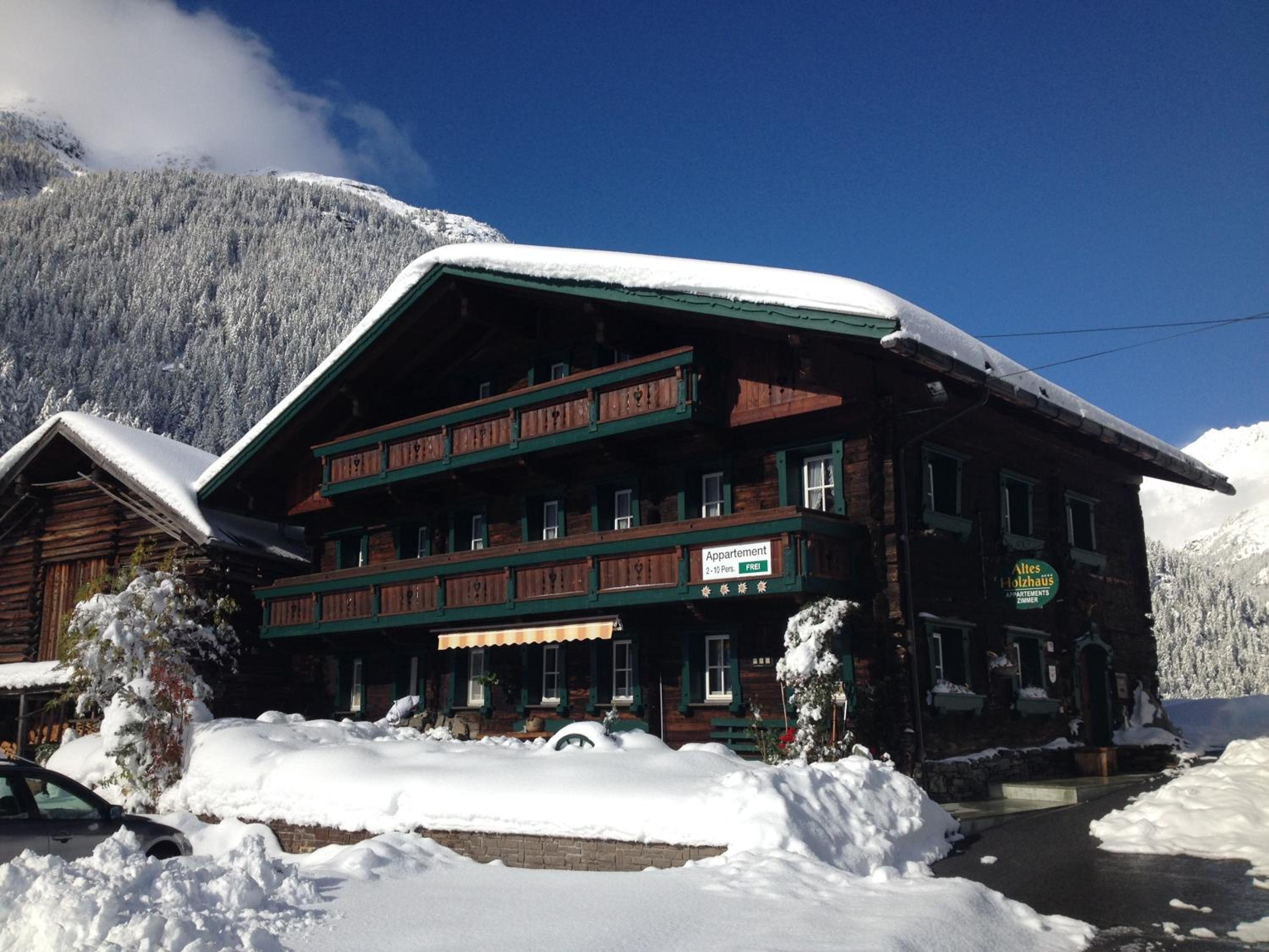 Altes Holzhaus view 3