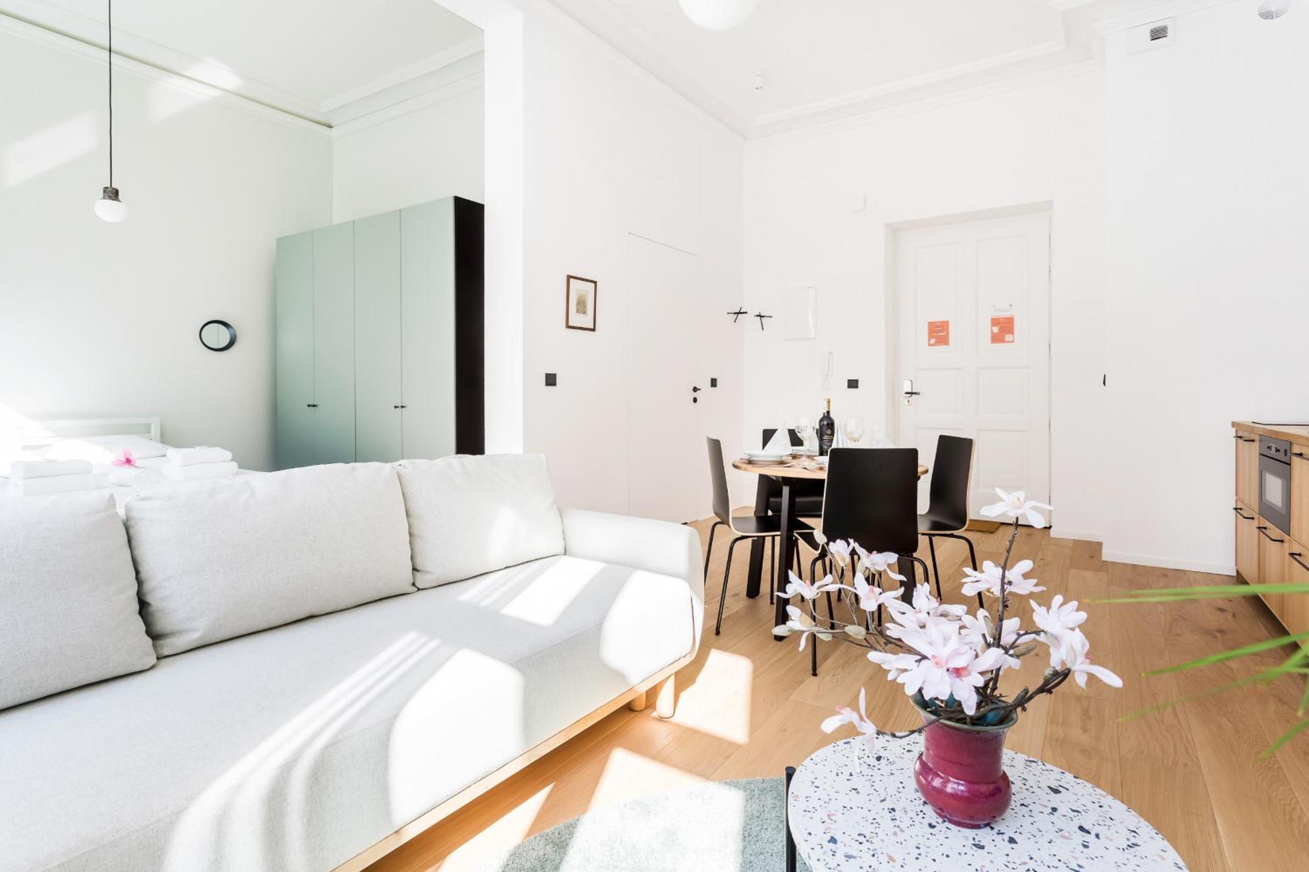 Deluxe MTP Apartments Matejki by Renters view 3
