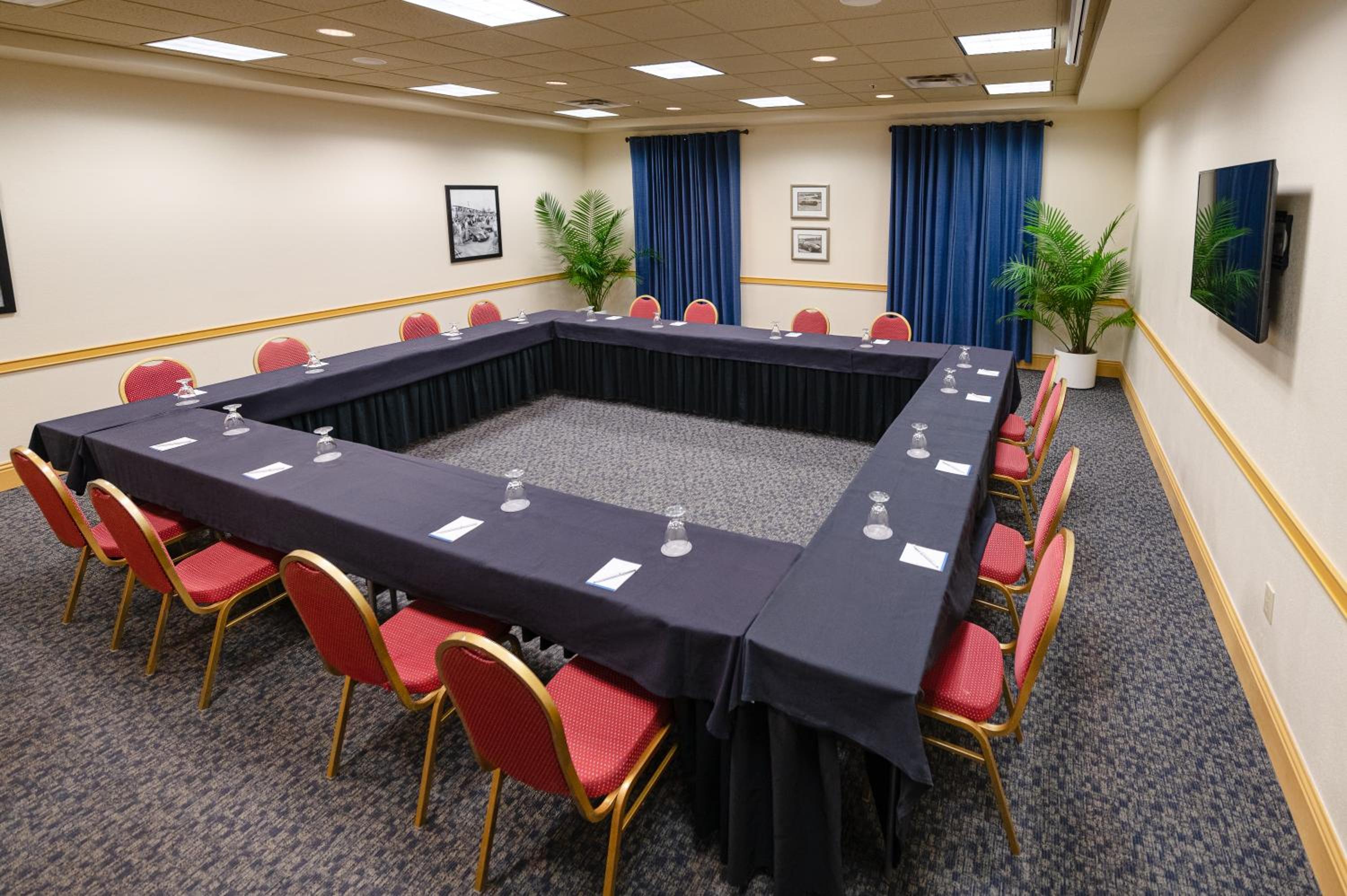 Sebring Vacations - SEVEN Sebring Raceway Hotel - Property Image 7